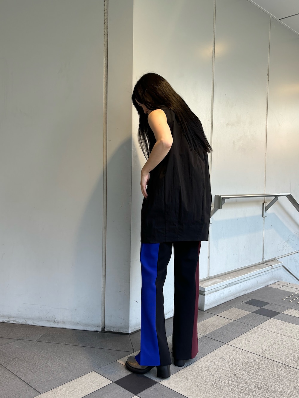 ブラック系のシャツ/ブラウス、ブラック系のその他パンツ、シルバー系のパンプスを着用したレディースの夏コーディネートの3枚目の写真