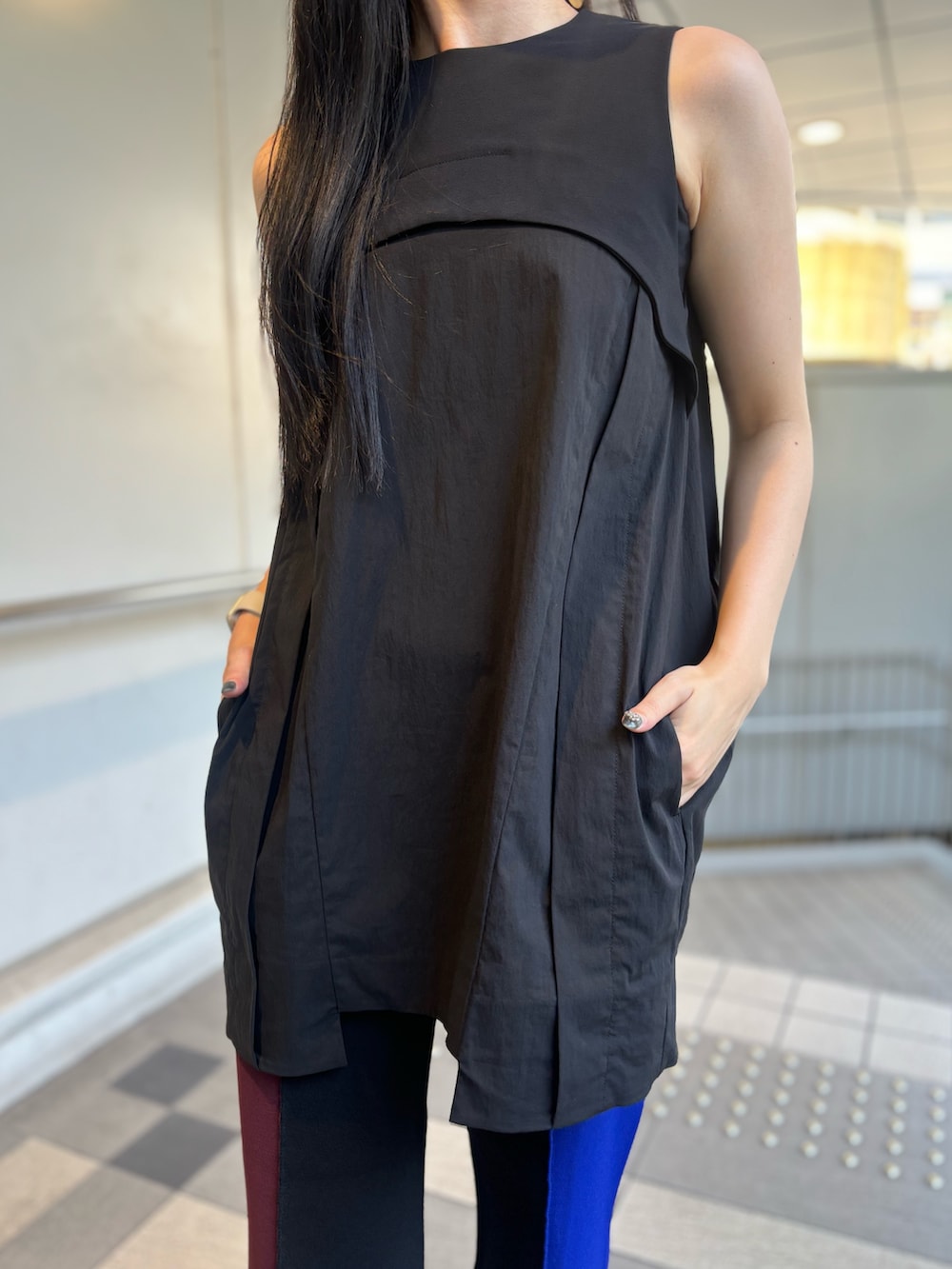 ブラック系のシャツ/ブラウス、ブラック系のその他パンツ、シルバー系のパンプスを着用したレディースの夏コーディネートの6枚目の写真