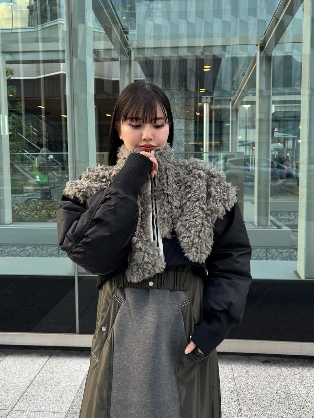 その他のワンピース、ブラック系のブルゾン、ブラック系のブーツを着用したレディースの秋コーディネートの4枚目の写真