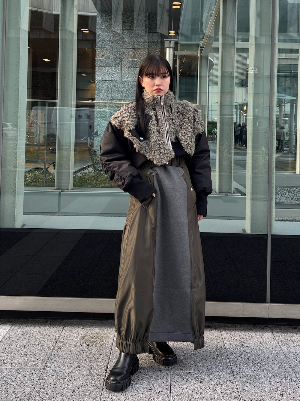 その他のワンピース、ブラック系のブルゾン、ブラック系のブーツを着用したレディースの秋コーディネートの2枚目の写真