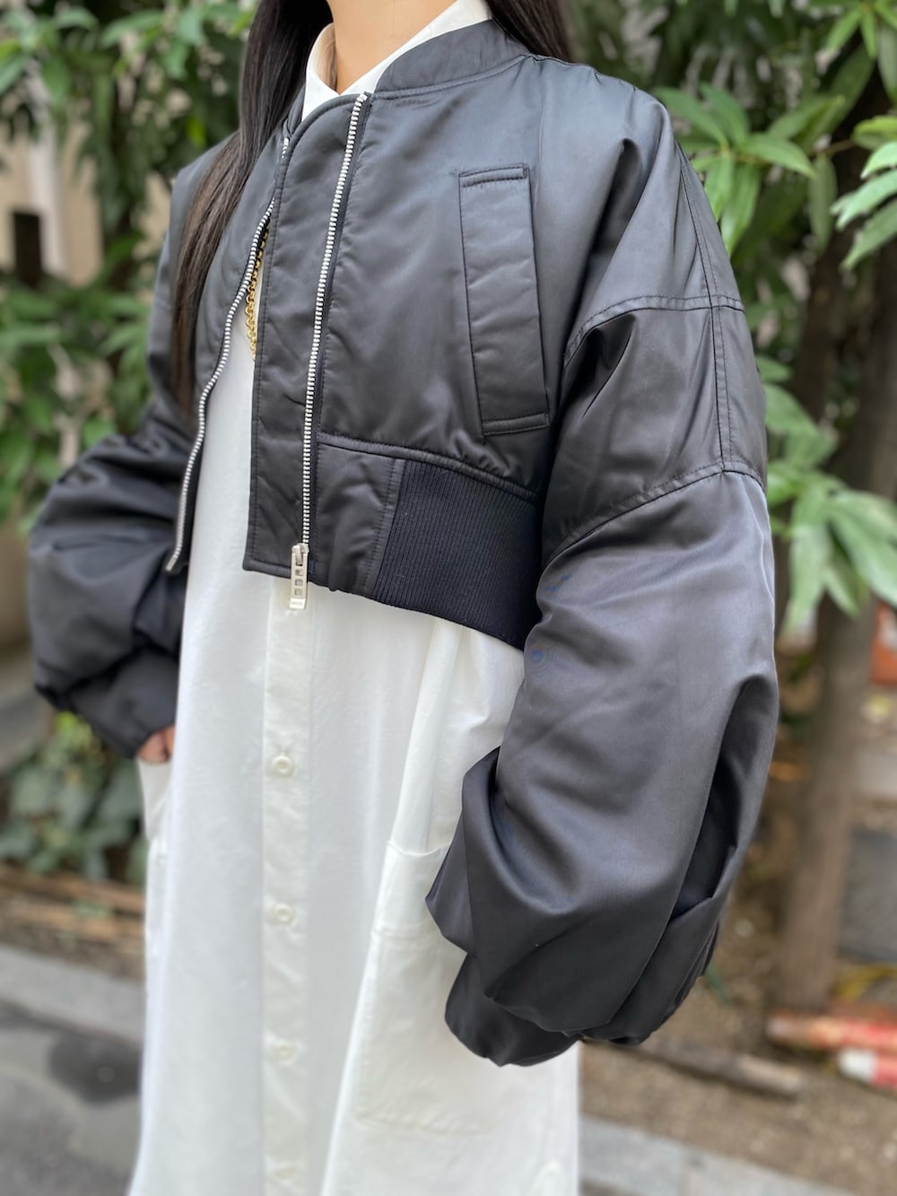 「152cm、152cmコーデ、UN3D.、アンスリード、低身長、低身長コーデ、ブルゾン、MA-1、シャツワンピース、モードカジュアル、モノトーン、白黒」｜「UN3D.のボリュームスリーブショートMA-1（MA-1、ブラック系）」を使った、HINATAさん（レディース・152cm）の秋コーディネートの7枚目の写真