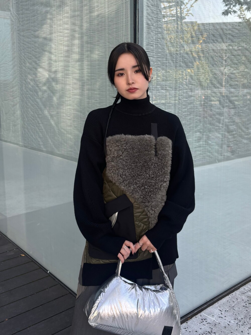 グレー系のその他パンツ、シルバー系のハンドバッグ、ブラック系のニット/セーターを着用したレディースの秋コーディネートの4枚目の写真