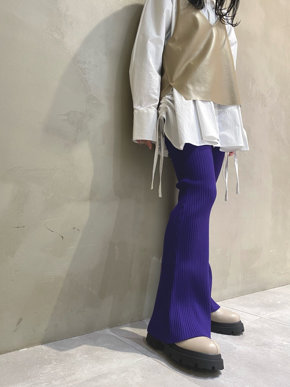 ホワイト系のシャツ/ブラウス、ベージュ系のキャミソール、パープル系のその他パンツを着用したレディースの秋コーディネートの3枚目の写真