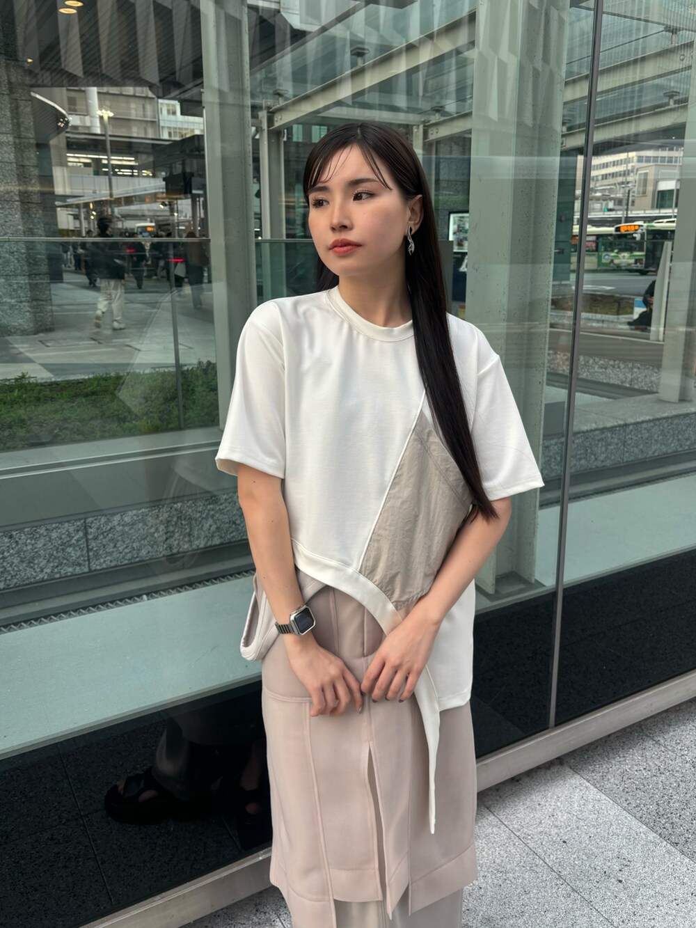 ホワイト系のTシャツ/カットソー、ベージュ系のスカート、ブラック系のサンダルを着用したレディースの春コーディネートの5枚目の写真