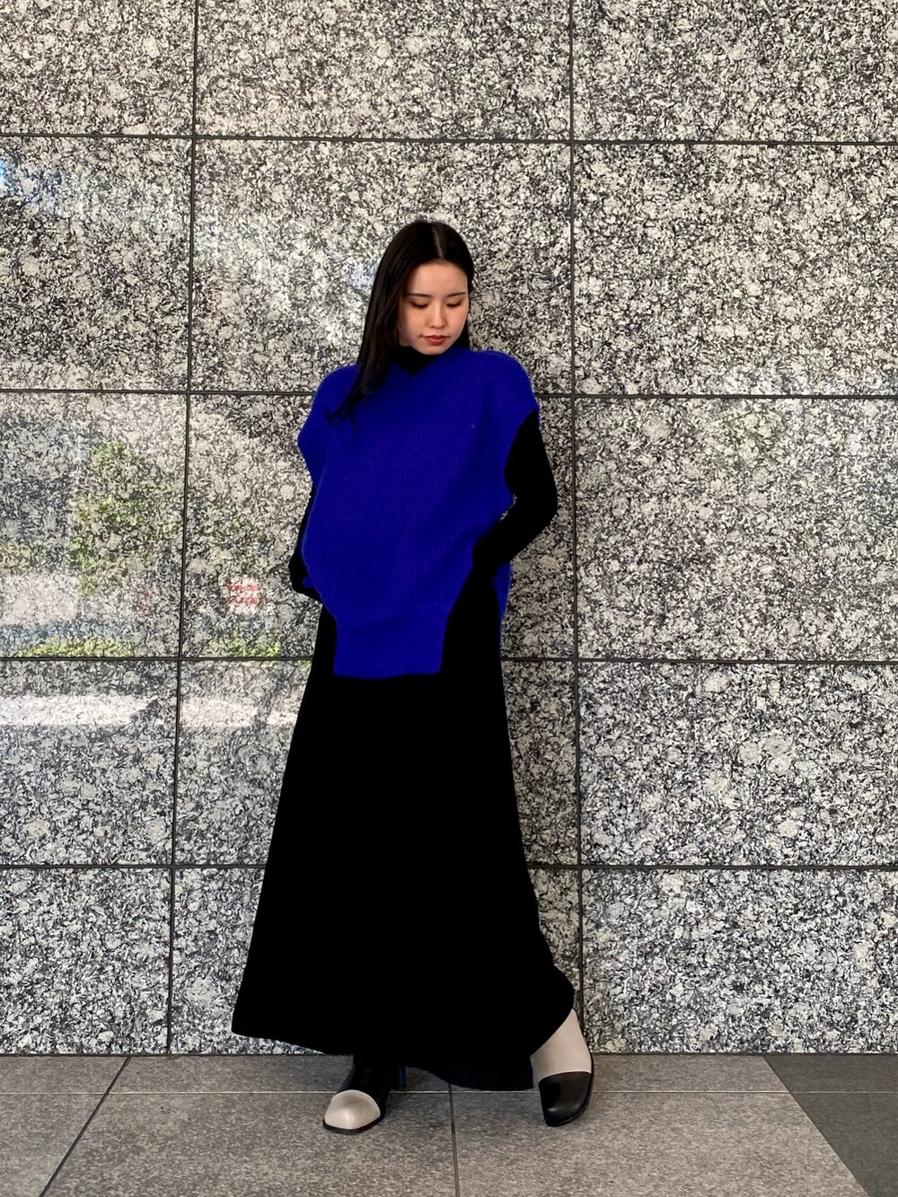 ブルー系のニット/セーター、ブラック系のワンピース、その他のパンプスを着用したレディースの秋コーディネートの5枚目の写真