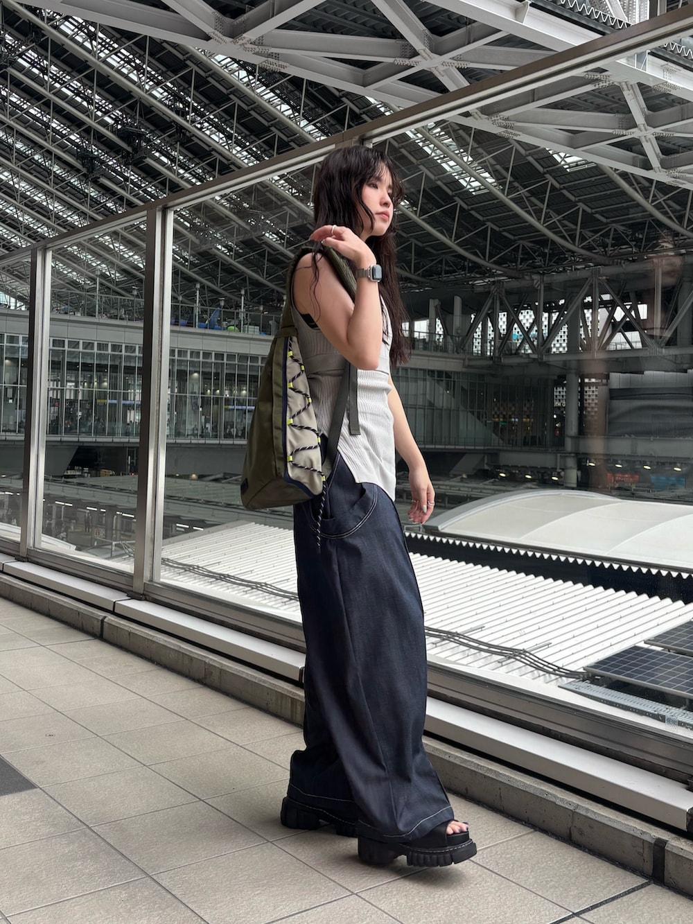 ベージュ系のキャミソール、グリーン系のキャミソール、ブルー系のその他パンツを着用したレディースの夏コーディネートの2枚目の写真