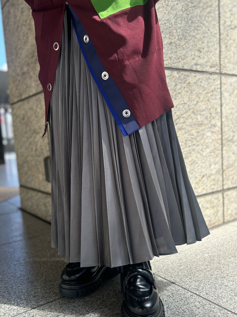 グレー系のTシャツ/カットソー、ブラウン系のカーディガン/ボレロ、グレー系のスカートを着用したレディースの秋コーディネートの8枚目の写真