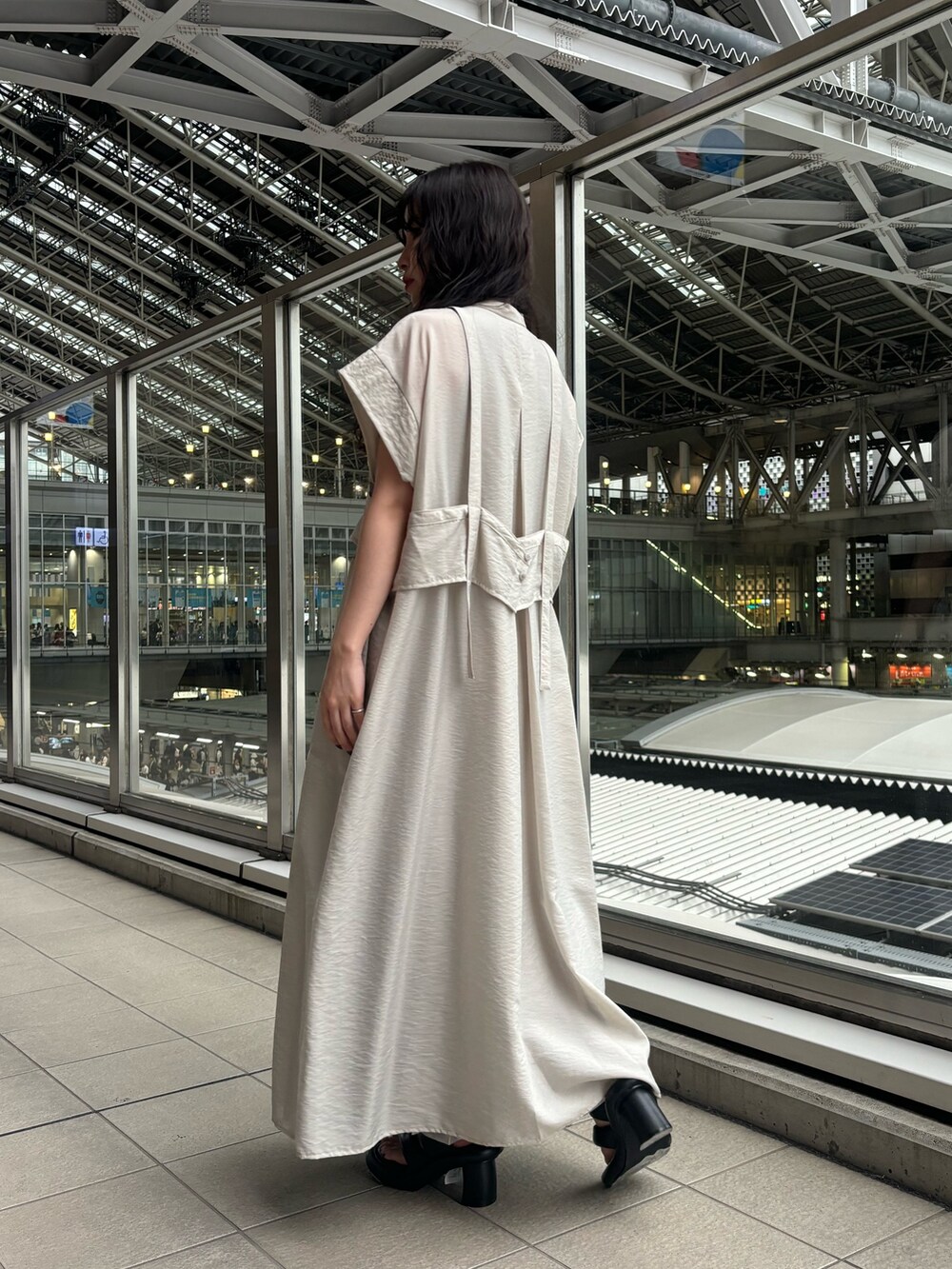 ベージュ系のシャツ/ブラウス、ベージュ系のタンクトップ、シルバー系のスカートを着用したレディースの春コーディネートの3枚目の写真