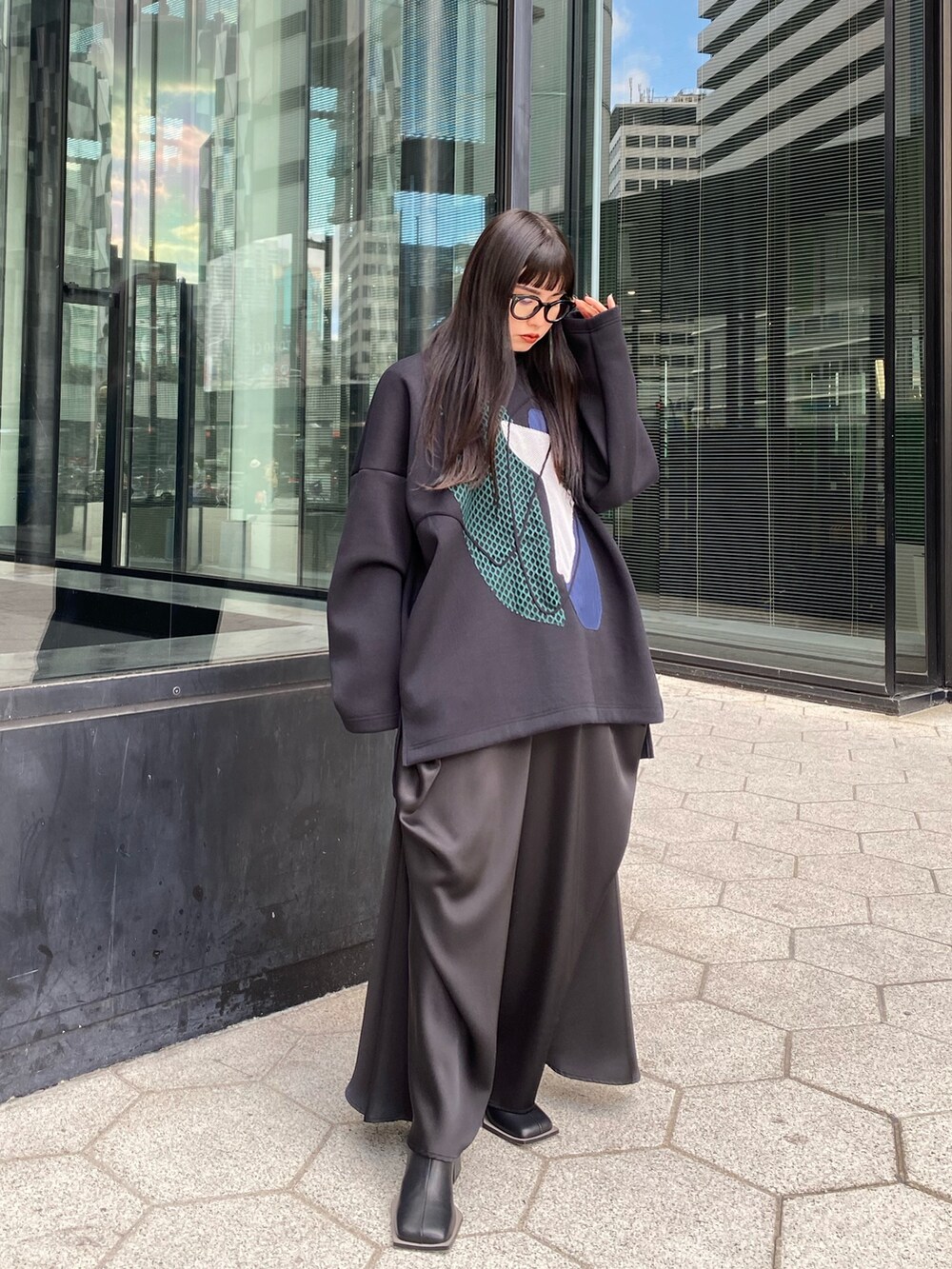 その他のTシャツ/カットソー、ブラック系のその他パンツ、ブラック系のブーツを着用したレディースの冬コーディネートの2枚目の写真