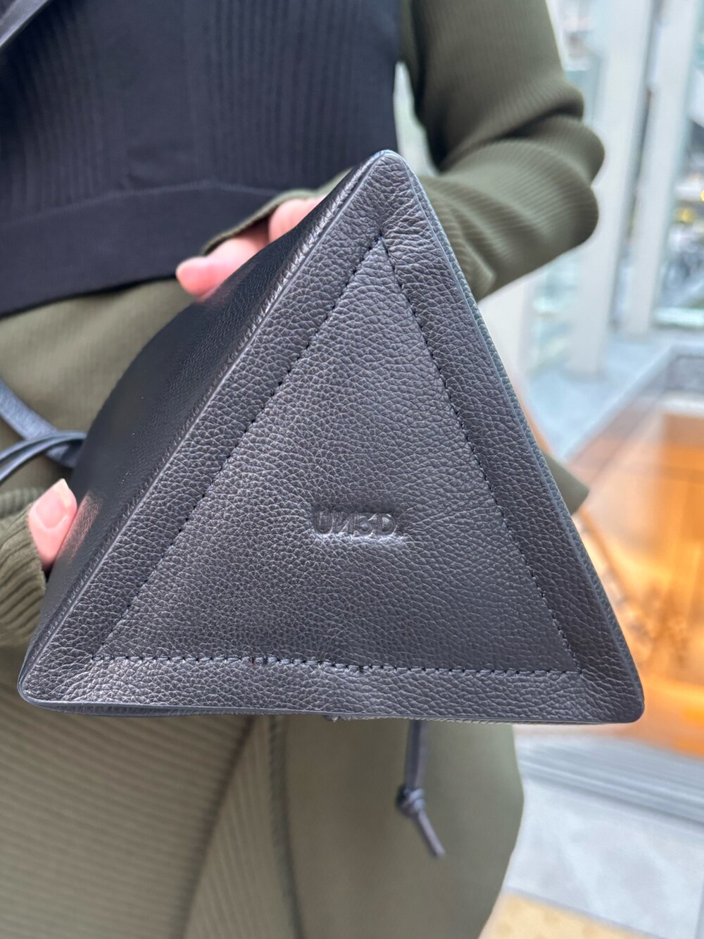 ブラック系のキャミソール、グリーン系のニット/セーター、ブラック系のその他パンツを着用したレディースの冬コーディネートの10枚目の写真