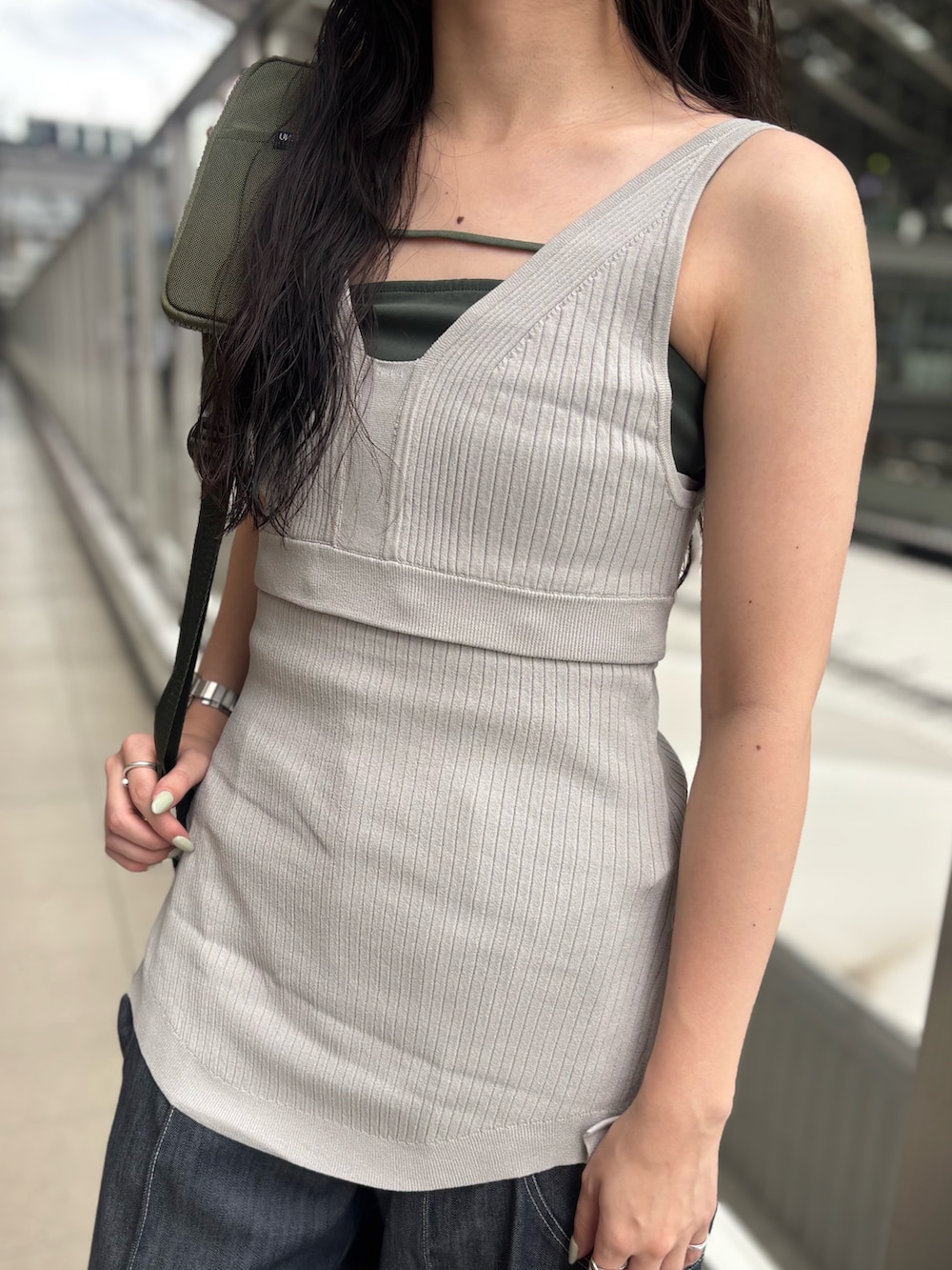 ベージュ系のキャミソール、グリーン系のキャミソール、ブルー系のその他パンツを着用したレディースの夏コーディネートの5枚目の写真