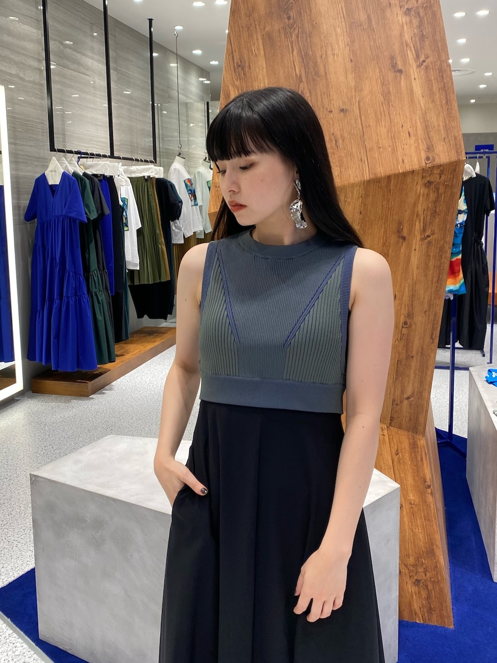 ブラック系のワンピース、グリーン系のタンクトップ、ブラック系のサンダルを着用したレディースの夏コーディネートの7枚目の写真