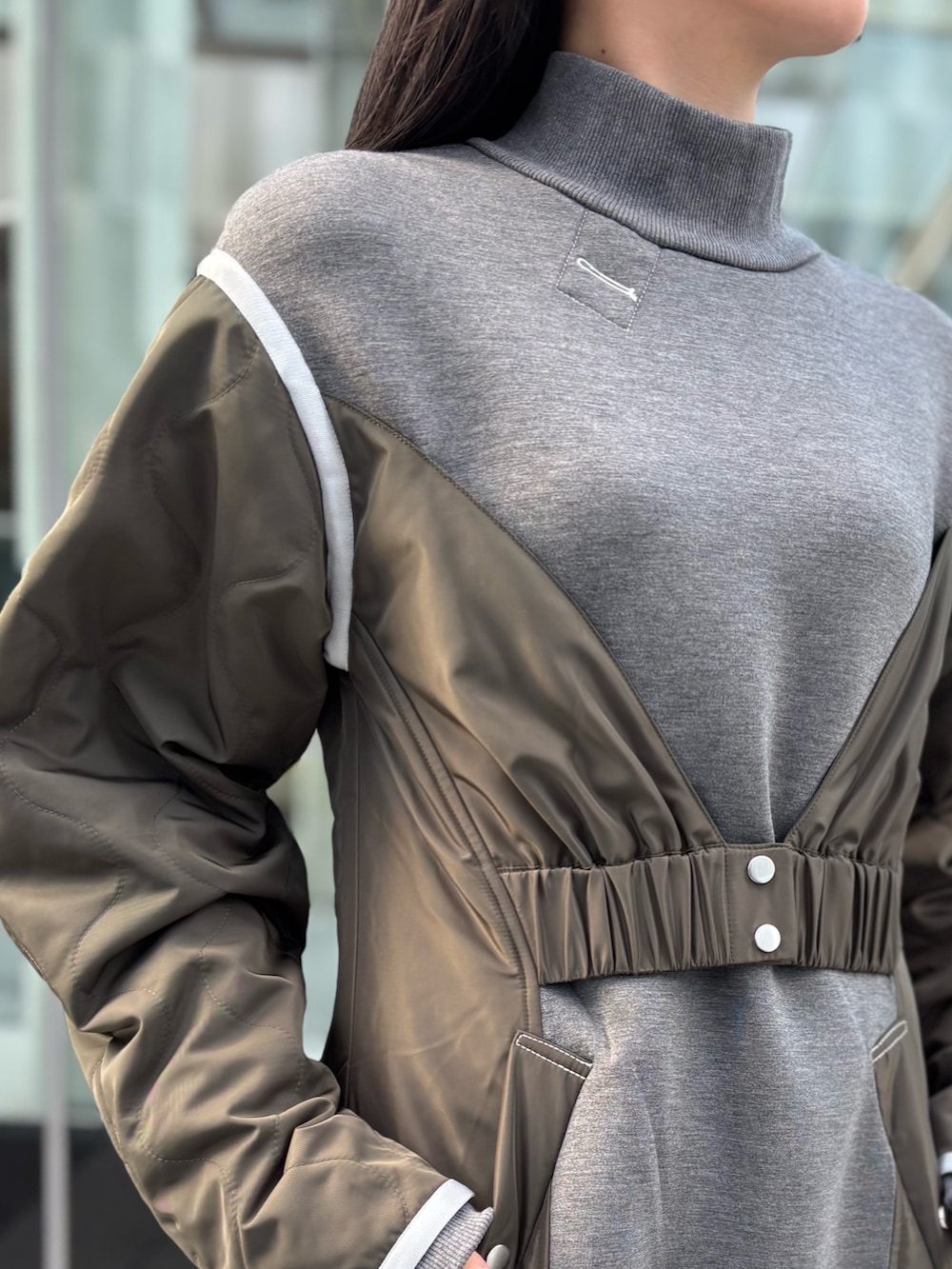 その他のワンピース、ブラック系のブルゾン、ブラック系のブーツを着用したレディースの秋コーディネートの7枚目の写真