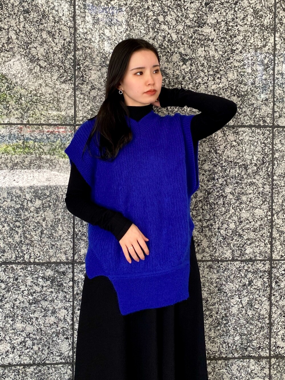 ブルー系のニット/セーター、ブラック系のワンピース、その他のパンプスを着用したレディースの秋コーディネートの2枚目の写真