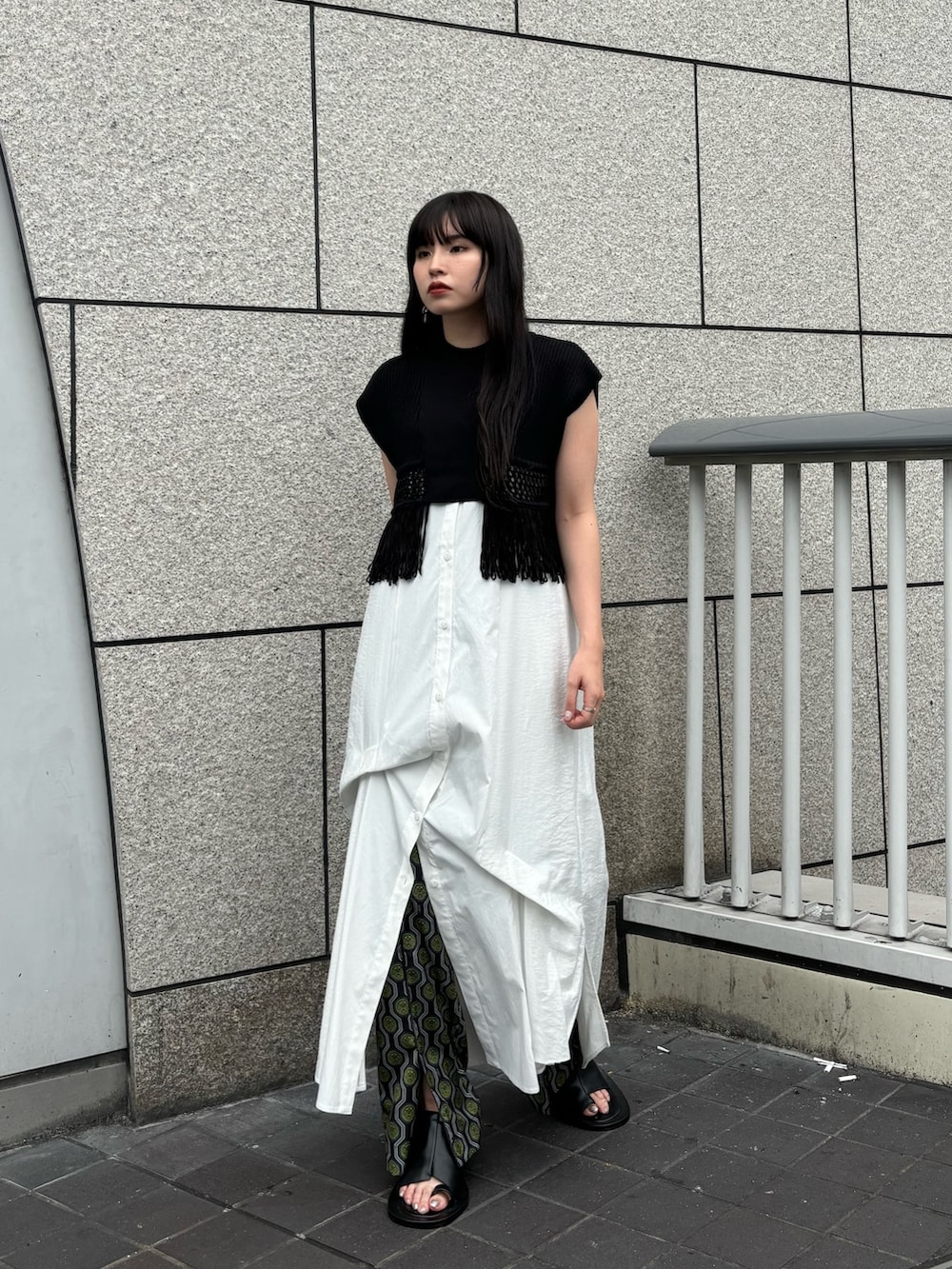 ブラック系のニット/セーター、ホワイト系のワンピース、ブラック系のその他パンツを着用したレディースの夏コーディネートの2枚目の写真