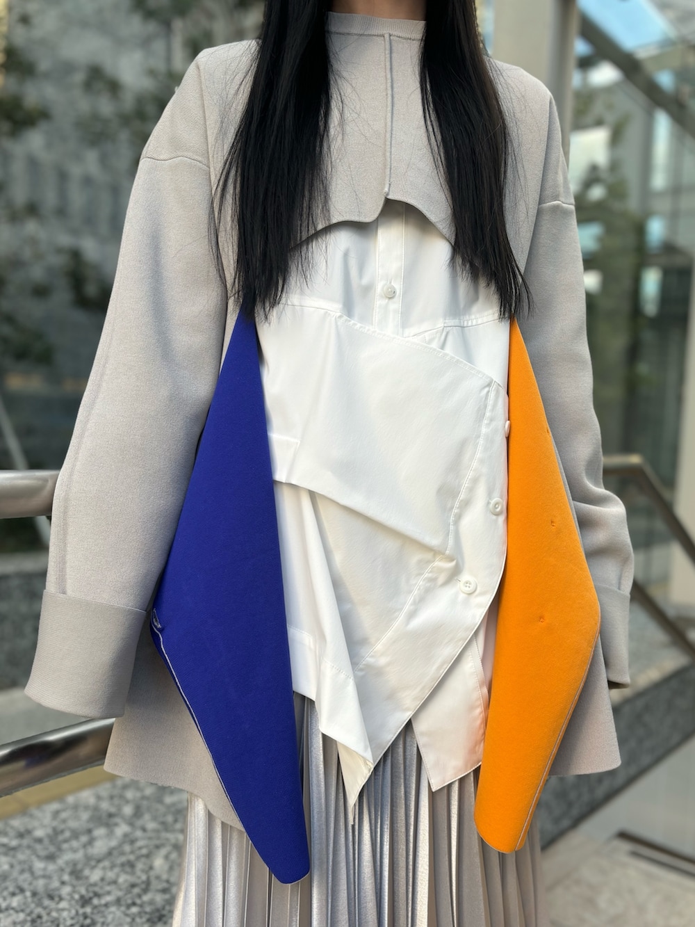 ホワイト系のシャツ/ブラウス、ベージュ系のニット/セーター、シルバー系のスカートを着用したレディースの冬コーディネートの5枚目の写真