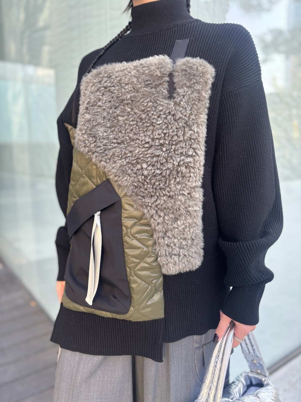 グレー系のその他パンツ、シルバー系のハンドバッグ、ブラック系のニット/セーターを着用したレディースの秋コーディネートの5枚目の写真