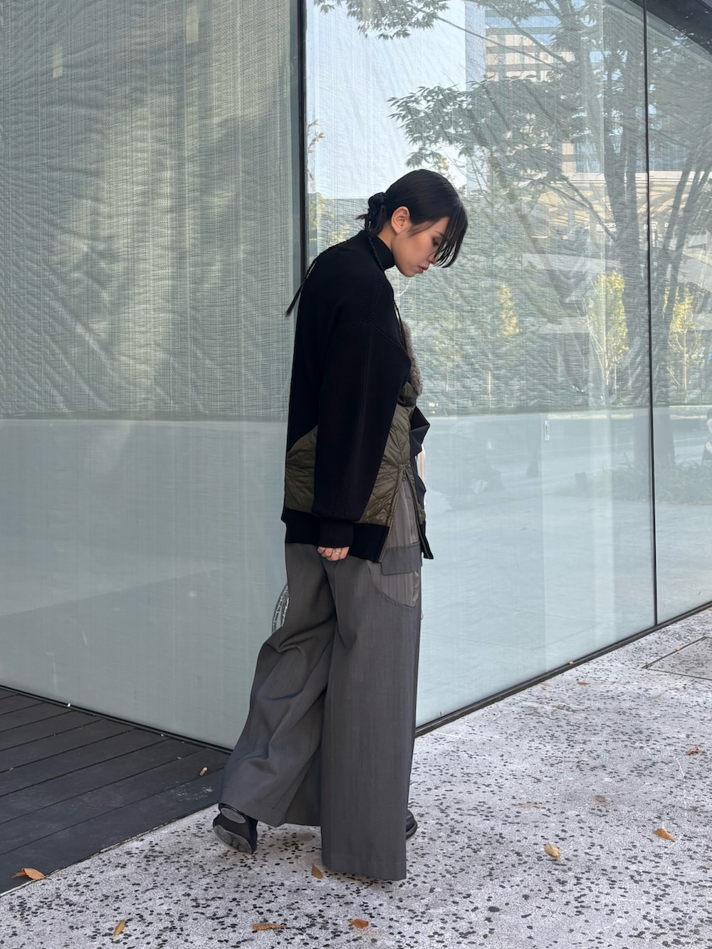 グレー系のその他パンツ、シルバー系のハンドバッグ、ブラック系のニット/セーターを着用したレディースの秋コーディネートの2枚目の写真