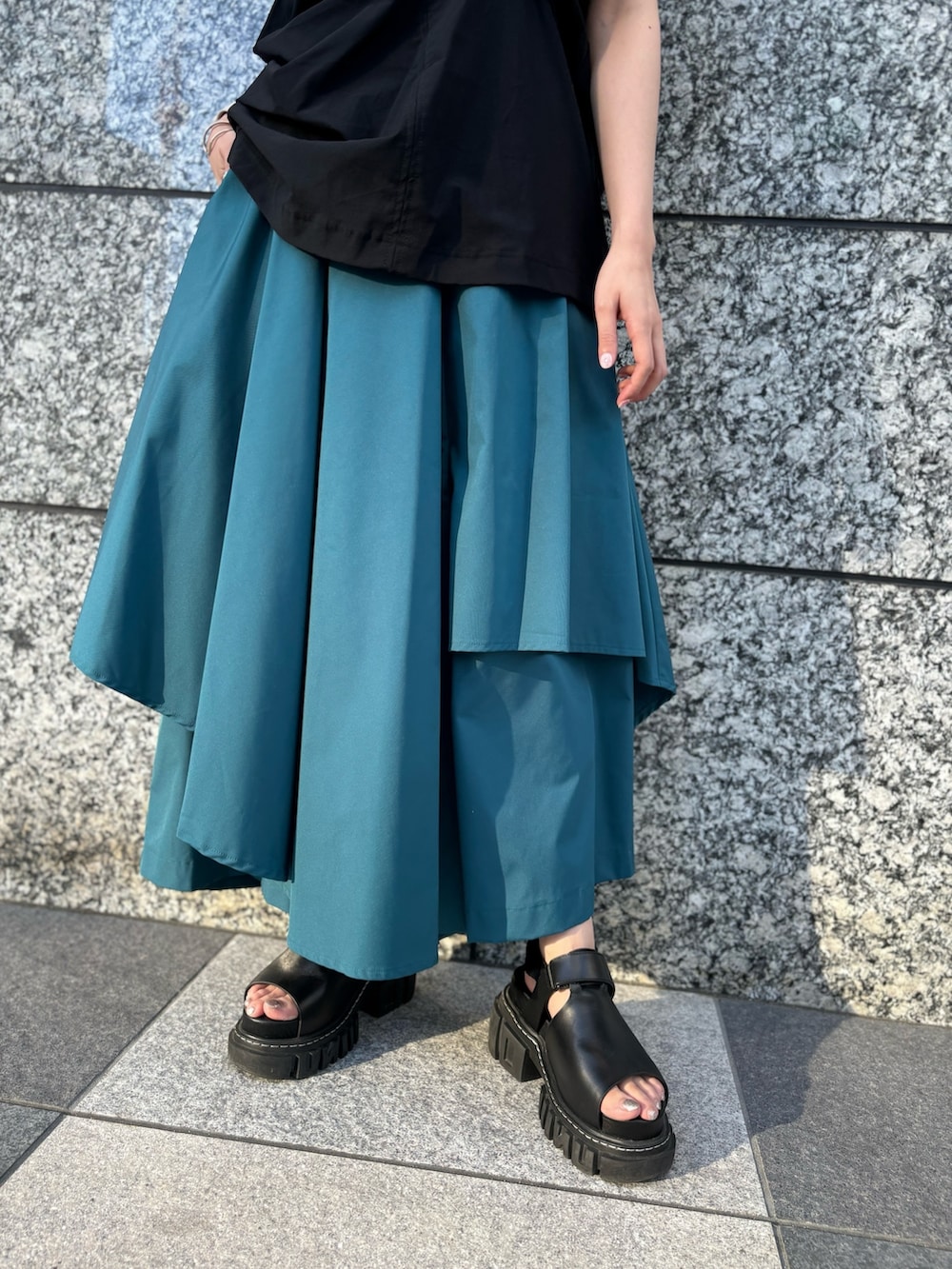 ブラック系のTシャツ/カットソー、グレー系のその他パンツを着用したレディースの春コーディネートの7枚目の写真