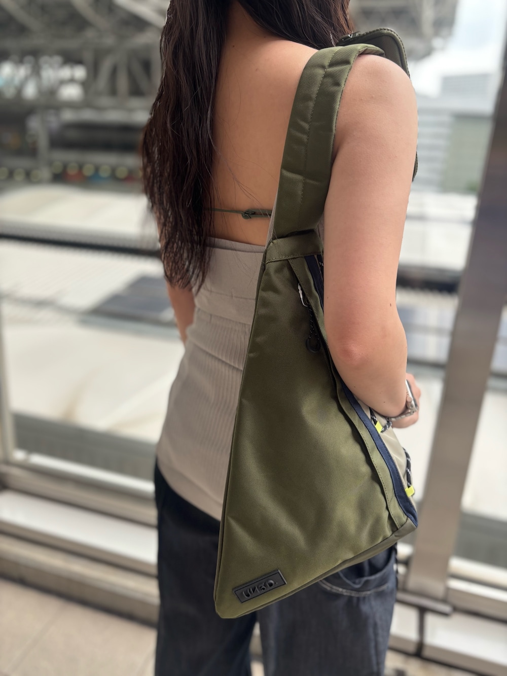 ベージュ系のキャミソール、グリーン系のキャミソール、ブルー系のその他パンツを着用したレディースの夏コーディネートの7枚目の写真