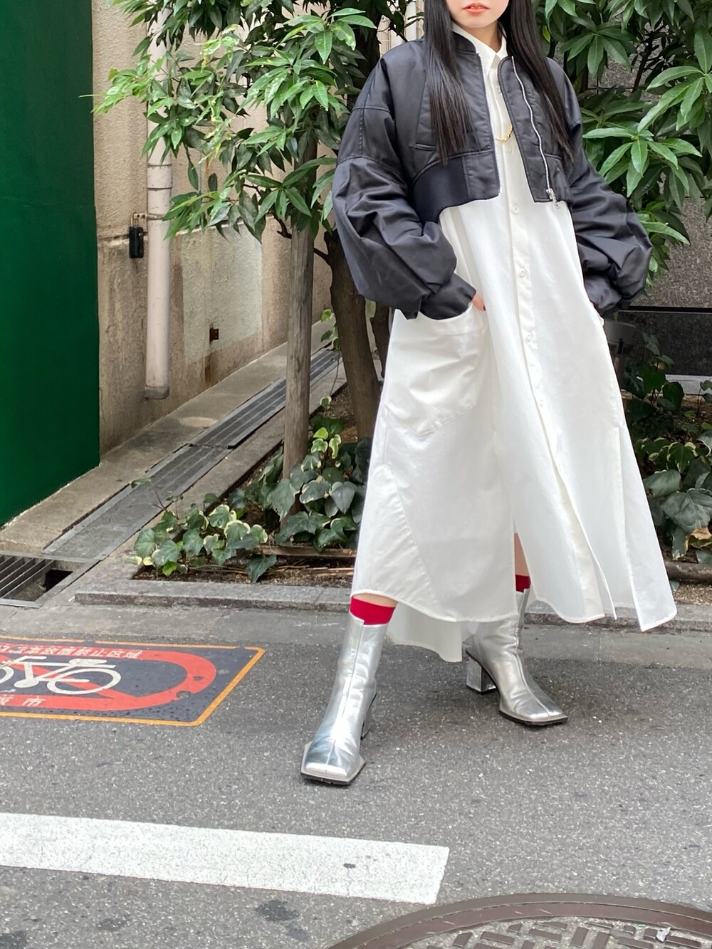 「152cm、152cmコーデ、UN3D.、アンスリード、低身長、低身長コーデ、ブルゾン、MA-1、シャツワンピース、モードカジュアル、モノトーン、白黒」｜「UN3D.のボリュームスリーブショートMA-1（MA-1、ブラック系）」を使った、HINATAさん（レディース・152cm）の秋コーディネートの2枚目の写真