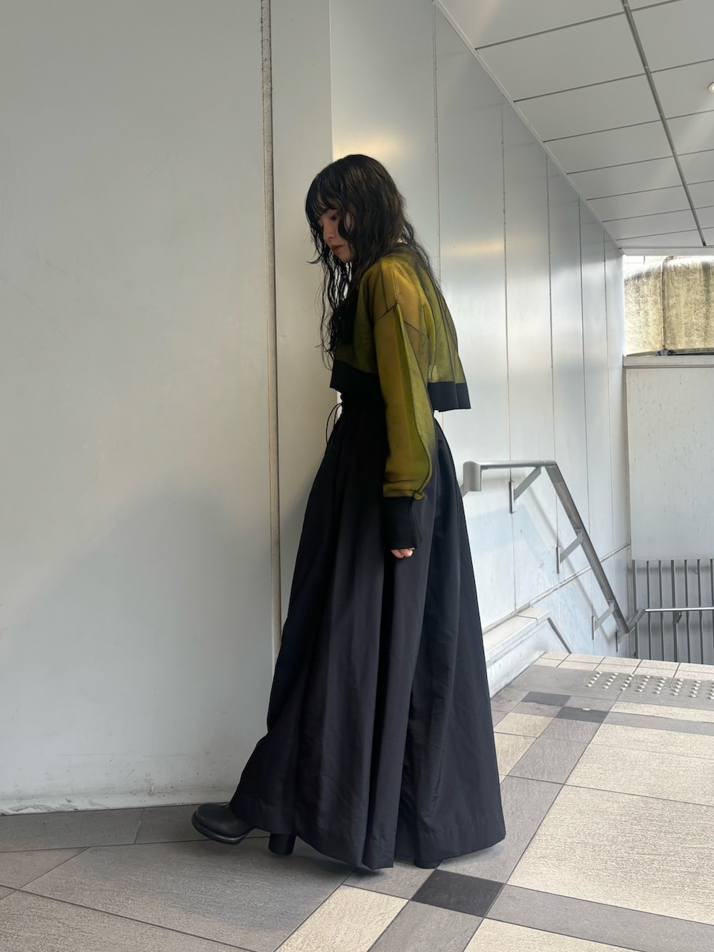 イエロー系のカーディガン/ボレロ、ブラック系のタンクトップ、ブラック系のその他パンツを着用したレディースの春コーディネートの3枚目の写真