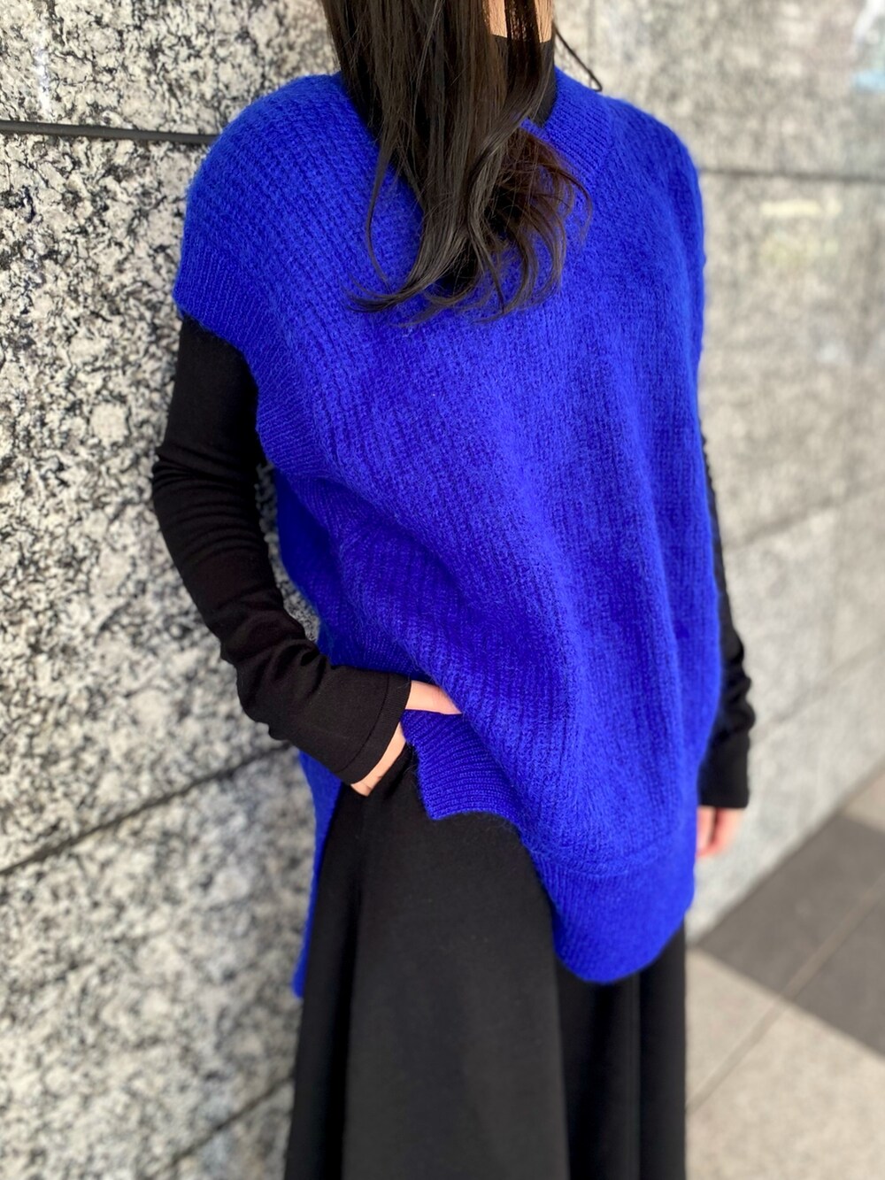 ブルー系のニット/セーター、ブラック系のワンピース、その他のパンプスを着用したレディースの秋コーディネートの3枚目の写真