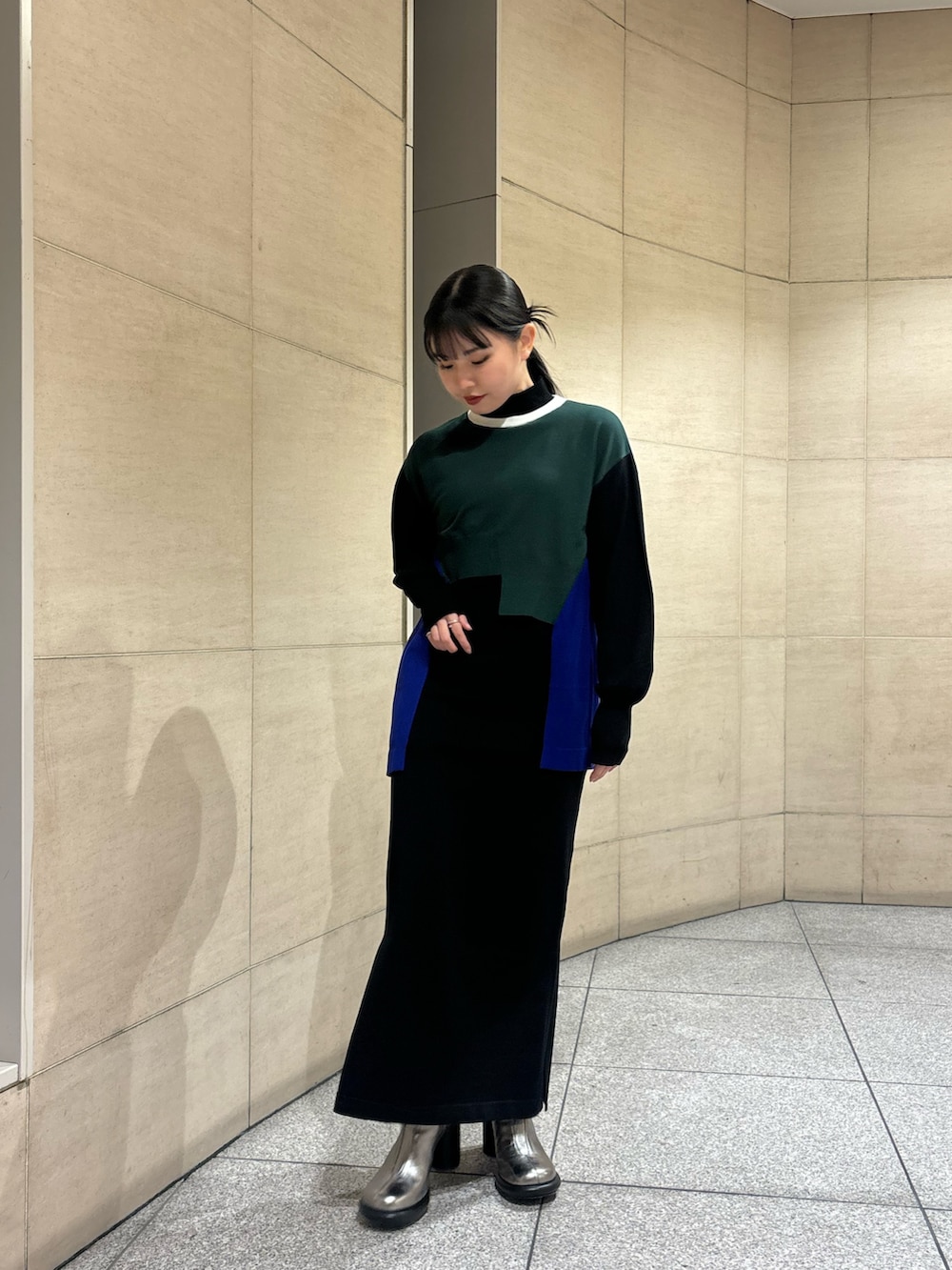 その他のワンピース、シルバー系のブーツを着用したレディースの冬コーディネートの2枚目の写真