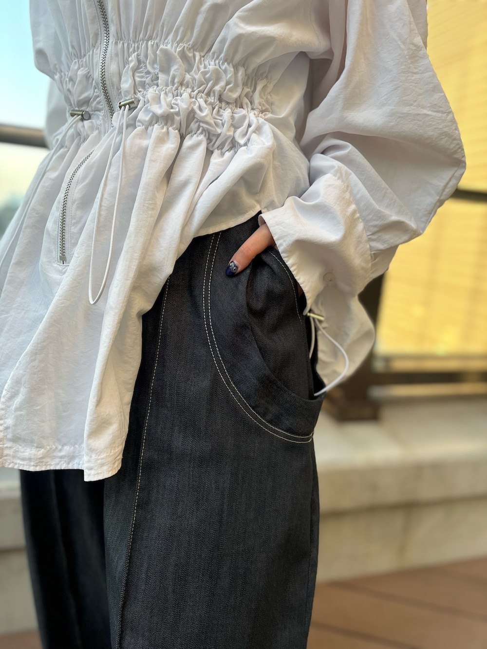 ホワイト系のシャツ/ブラウス、ブルー系のその他パンツ、ベージュ系のブーツを着用したレディースの春コーディネートの9枚目の写真