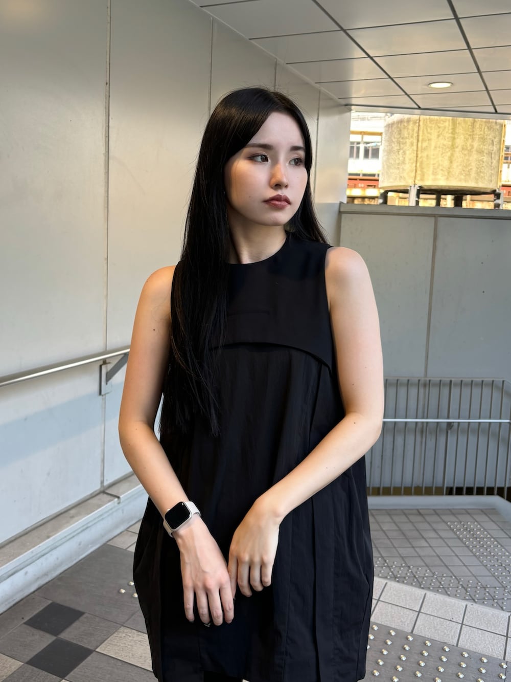 ブラック系のシャツ/ブラウス、ブラック系のその他パンツ、シルバー系のパンプスを着用したレディースの夏コーディネートの5枚目の写真