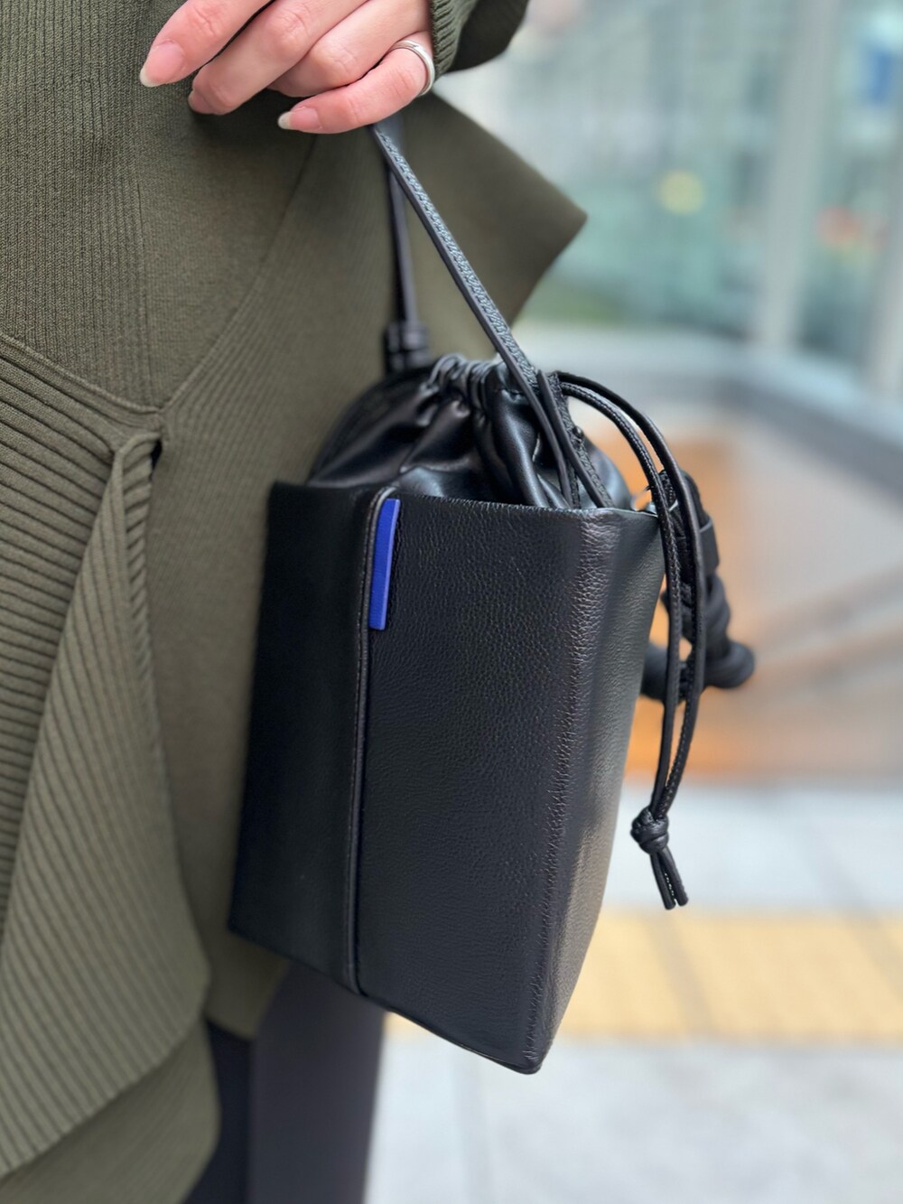 ブラック系のキャミソール、グリーン系のニット/セーター、ブラック系のその他パンツを着用したレディースの冬コーディネートの9枚目の写真