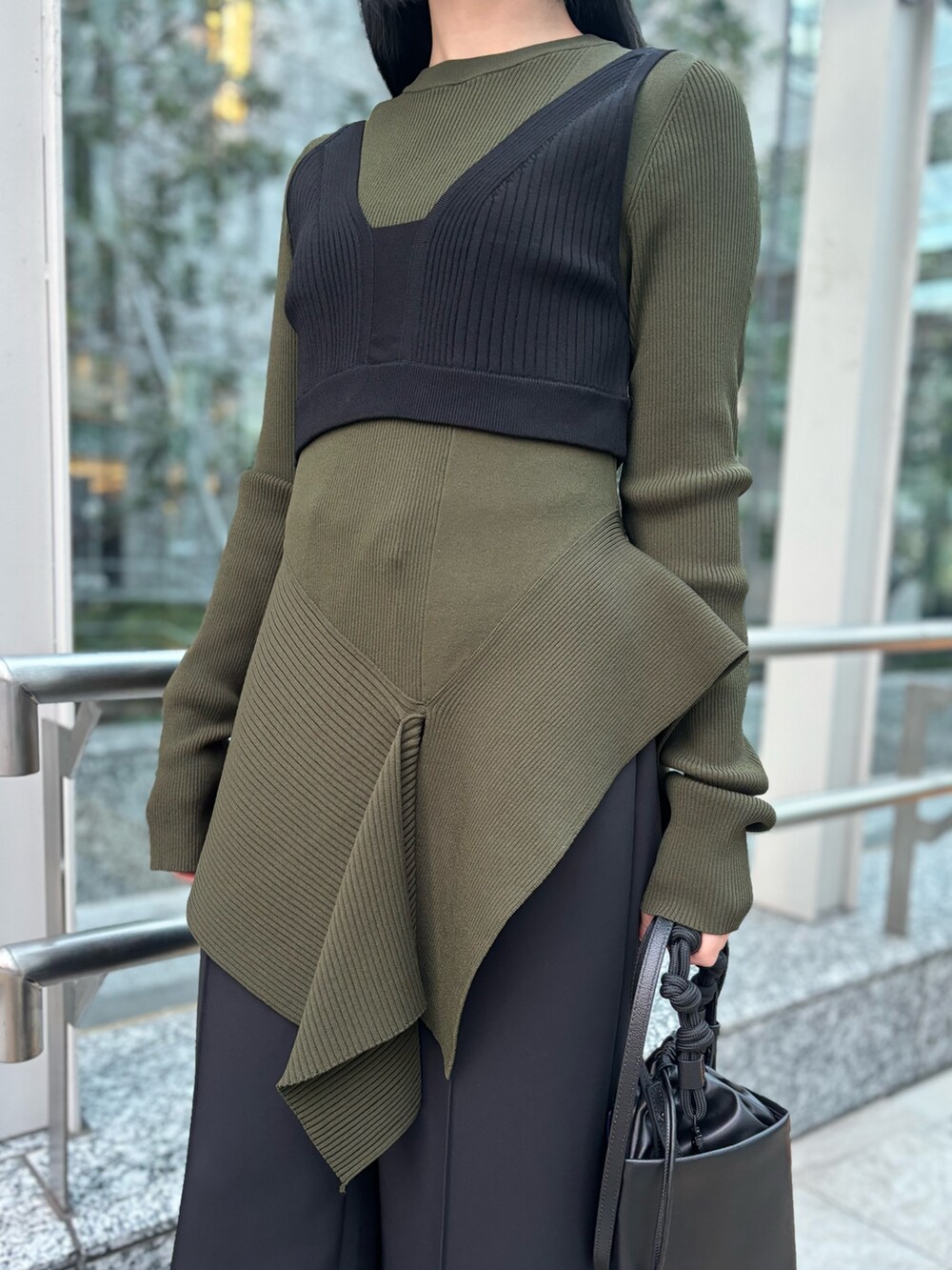 ブラック系のキャミソール、グリーン系のニット/セーター、ブラック系のその他パンツを着用したレディースの冬コーディネートの5枚目の写真