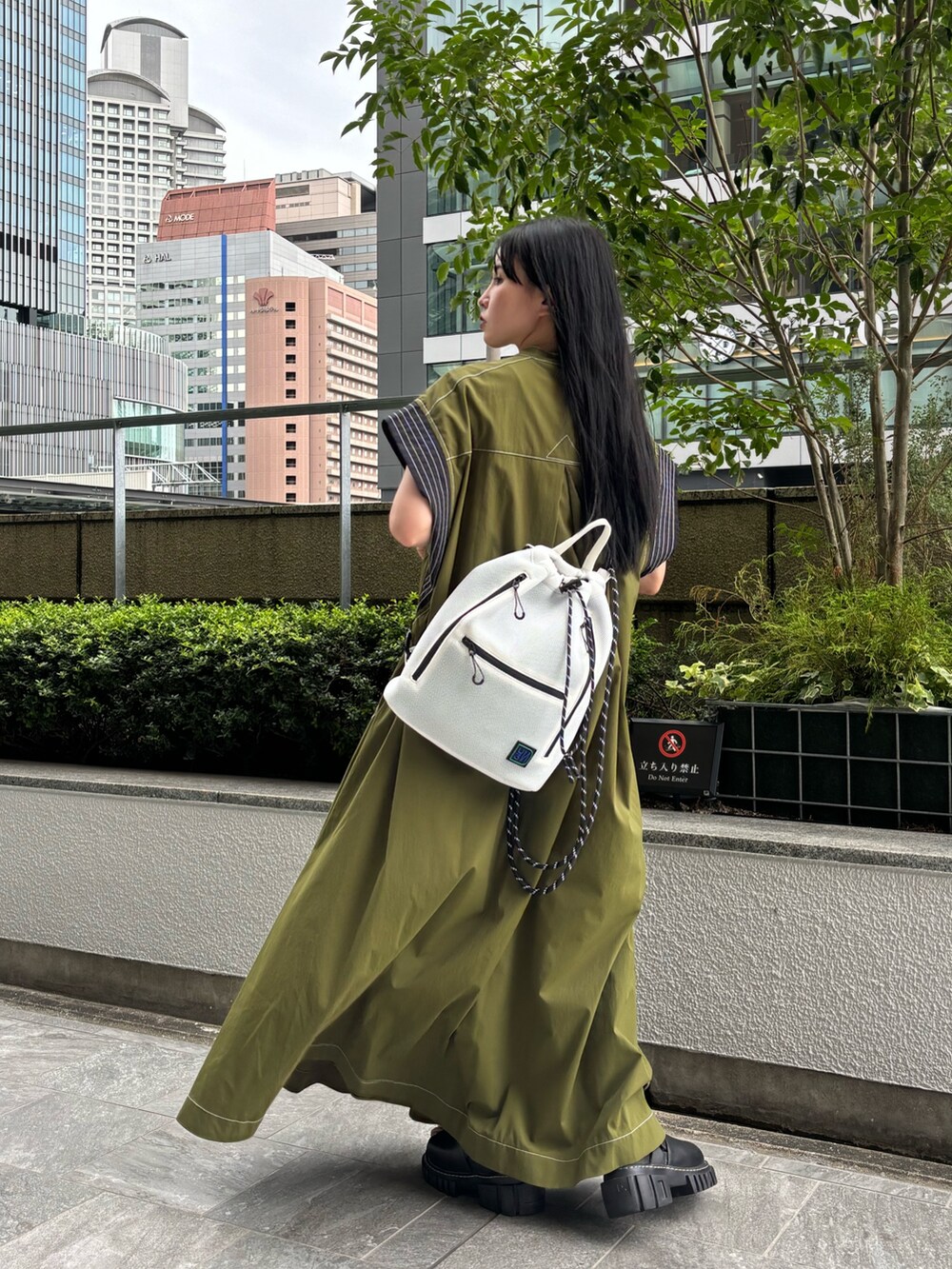 その他のワンピース、ブラック系のバックパック/リュックを着用したレディースの夏コーディネートの4枚目の写真