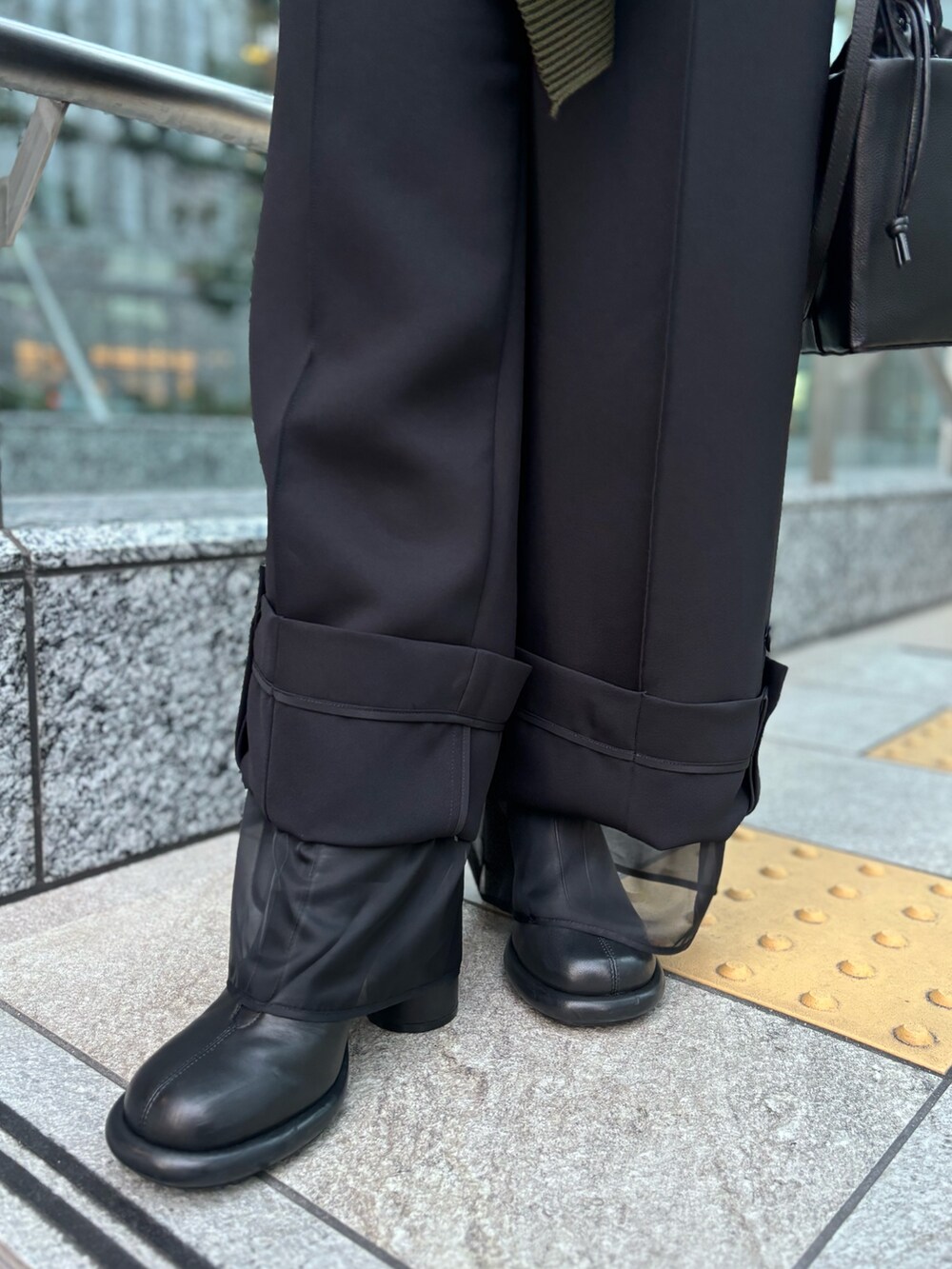 ブラック系のキャミソール、グリーン系のニット/セーター、ブラック系のその他パンツを着用したレディースの冬コーディネートの7枚目の写真