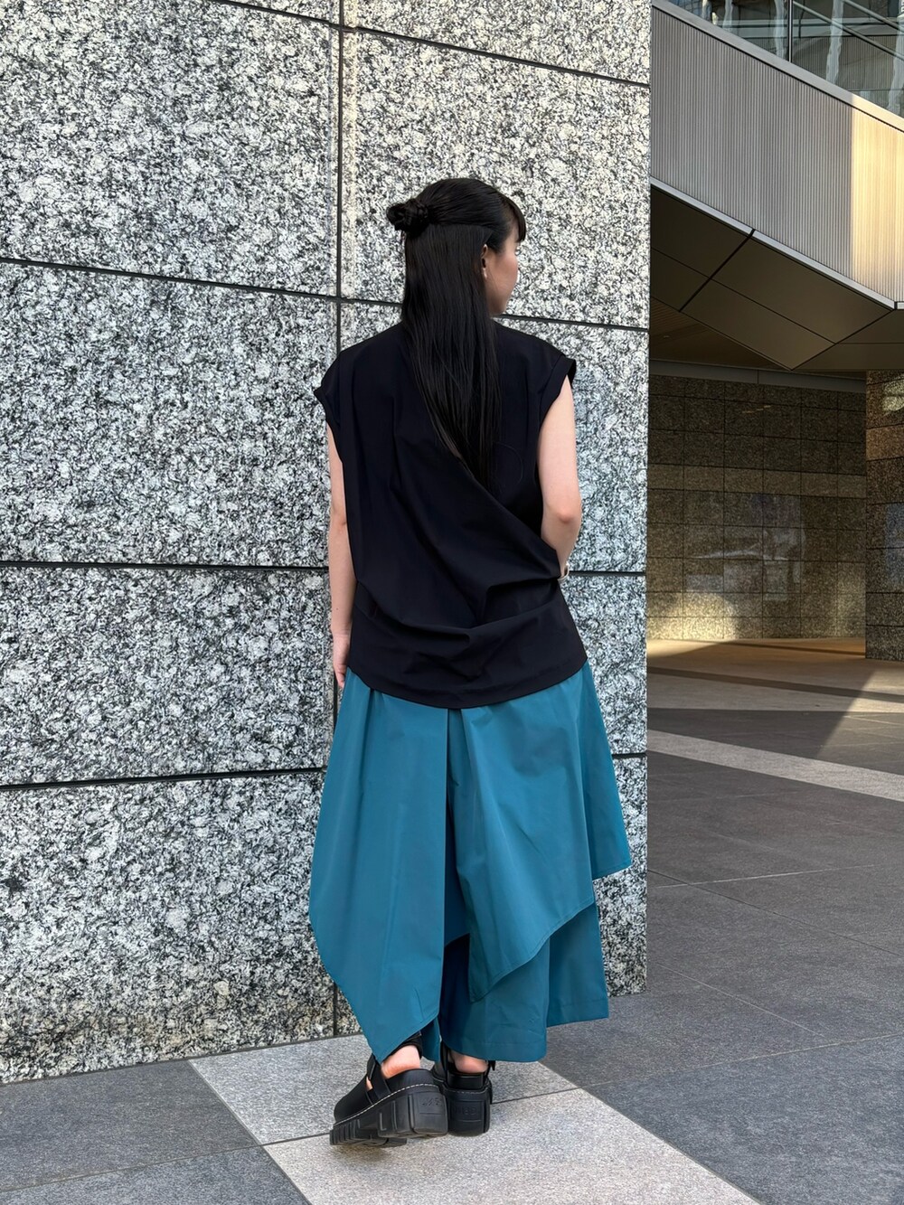 ブラック系のTシャツ/カットソー、グレー系のその他パンツを着用したレディースの春コーディネートの3枚目の写真