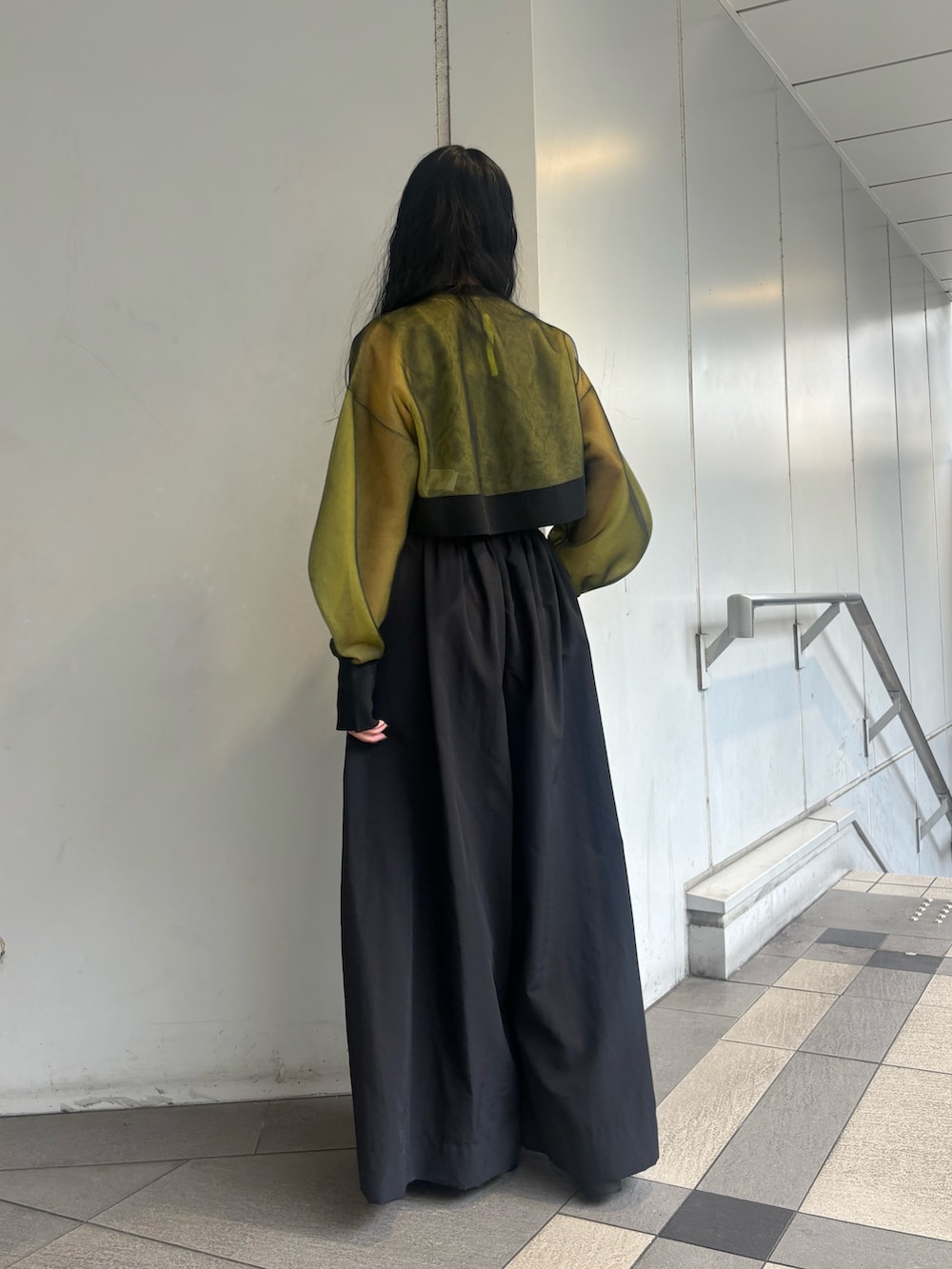 イエロー系のカーディガン/ボレロ、ブラック系のタンクトップ、ブラック系のその他パンツを着用したレディースの春コーディネートの4枚目の写真