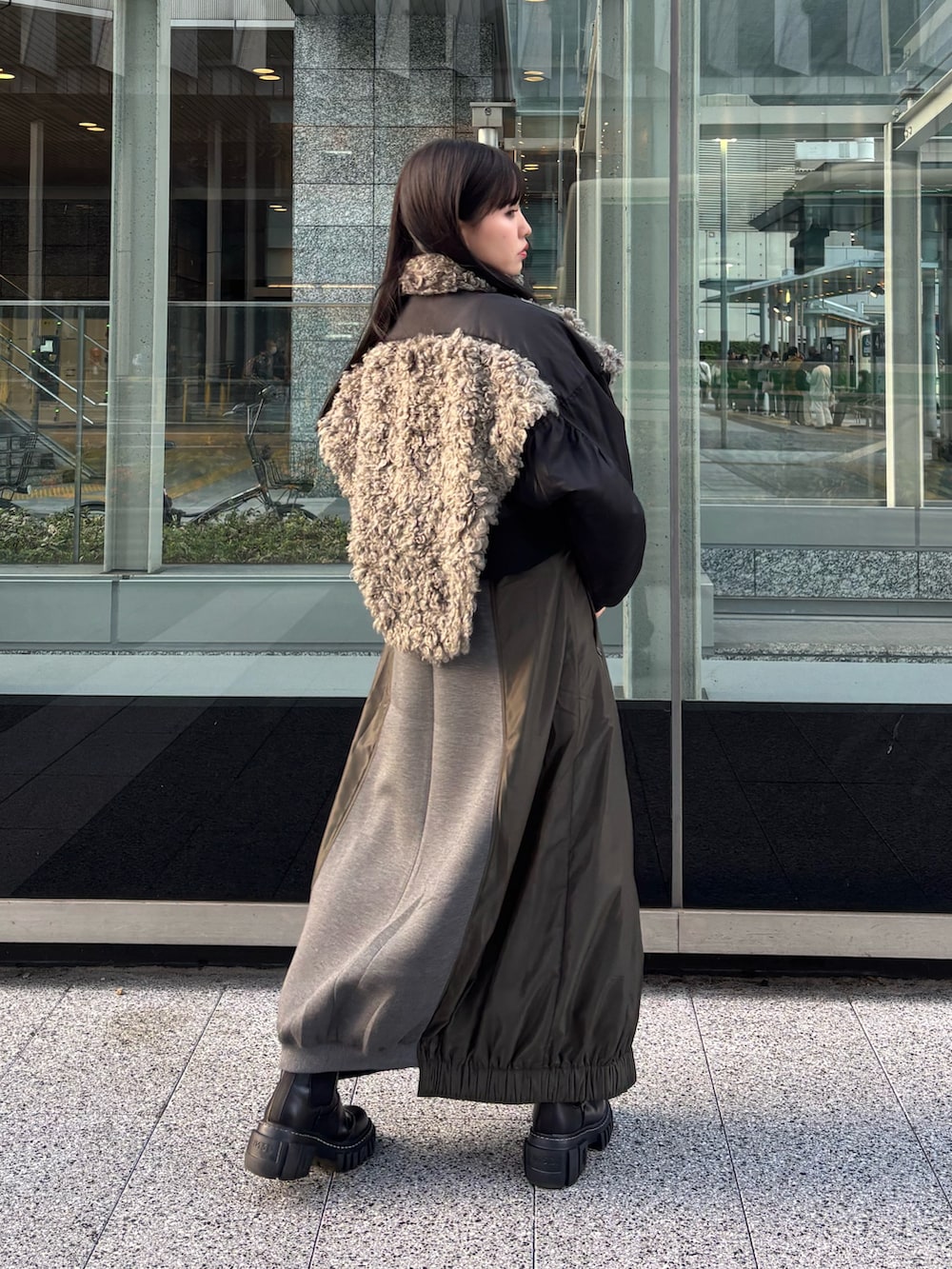 その他のワンピース、ブラック系のブルゾン、ブラック系のブーツを着用したレディースの秋コーディネートの3枚目の写真
