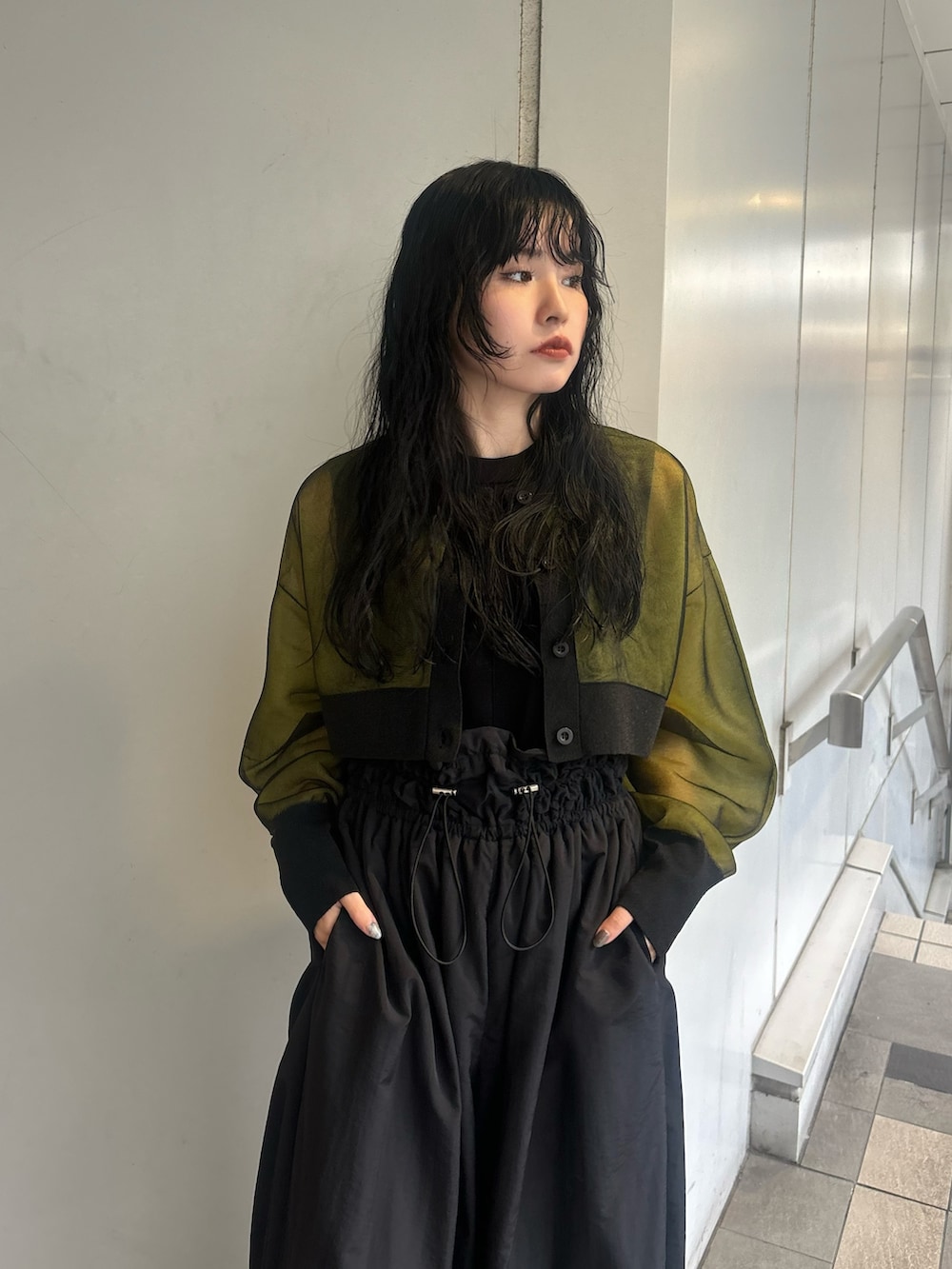 イエロー系のカーディガン/ボレロ、ブラック系のタンクトップ、ブラック系のその他パンツを着用したレディースの春コーディネートの5枚目の写真