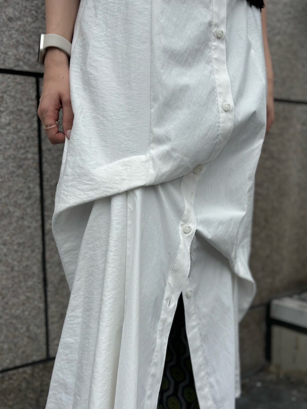 ブラック系のニット/セーター、ホワイト系のワンピース、ブラック系のその他パンツを着用したレディースの夏コーディネートの6枚目の写真