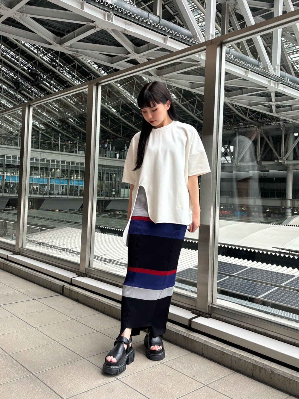 ホワイト系のTシャツ/カットソー、グレー系のスカートを着用したレディースの春コーディネートの2枚目の写真