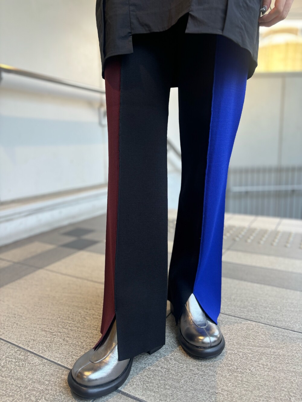 ブラック系のシャツ/ブラウス、ブラック系のその他パンツ、シルバー系のパンプスを着用したレディースの夏コーディネートの9枚目の写真