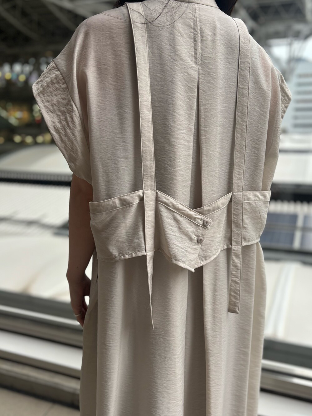 ベージュ系のシャツ/ブラウス、ベージュ系のタンクトップ、シルバー系のスカートを着用したレディースの春コーディネートの6枚目の写真