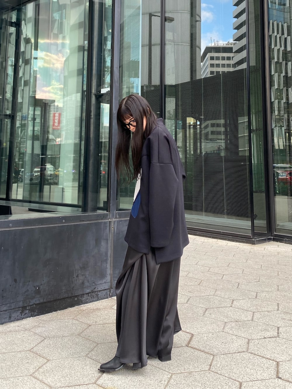 その他のTシャツ/カットソー、ブラック系のその他パンツ、ブラック系のブーツを着用したレディースの冬コーディネートの3枚目の写真