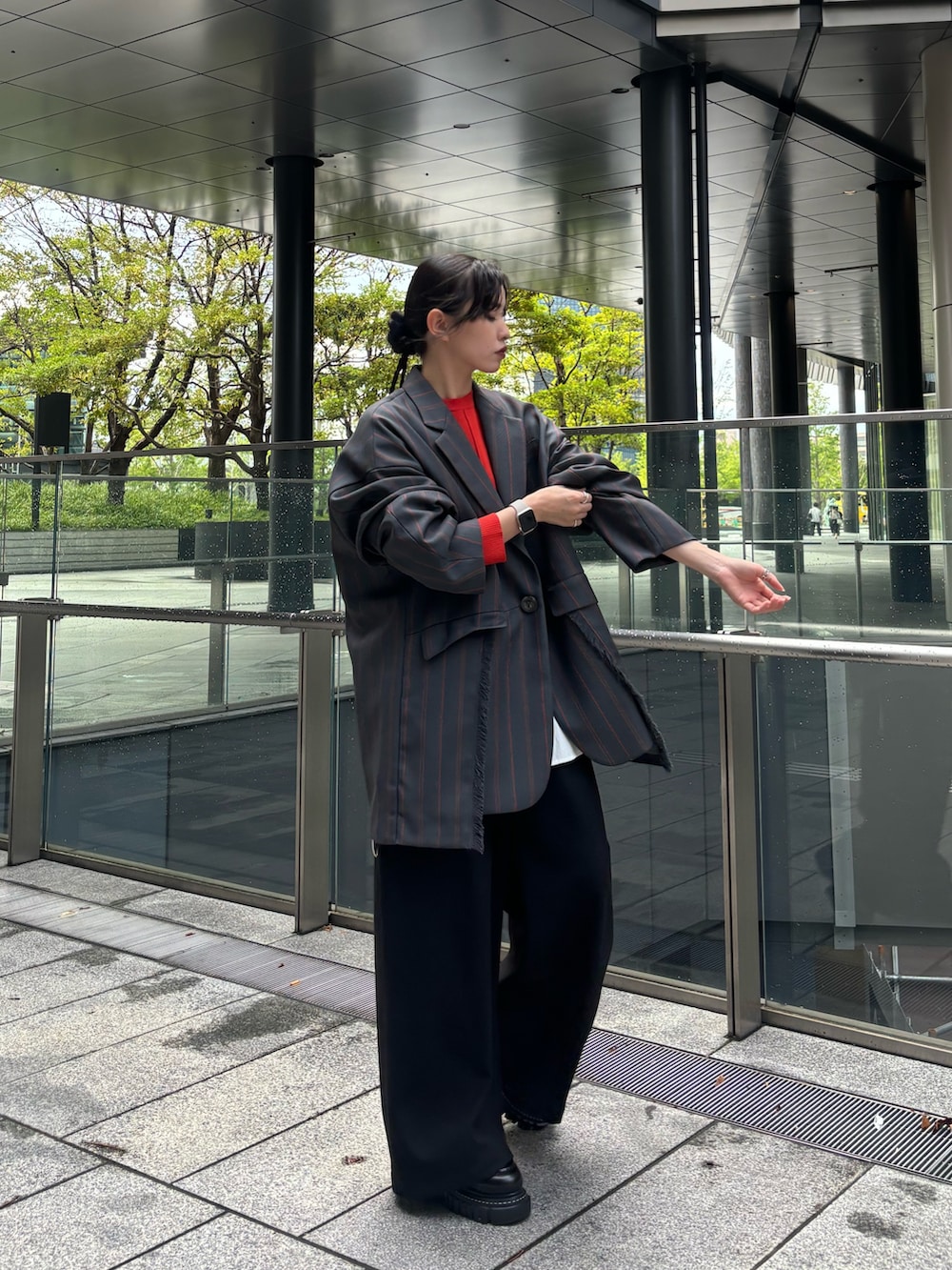 グレー系のテーラードジャケット、オレンジ系のニット/セーター、ホワイト系のシャツ/ブラウスを着用したレディースの夏コーディネートの2枚目の写真