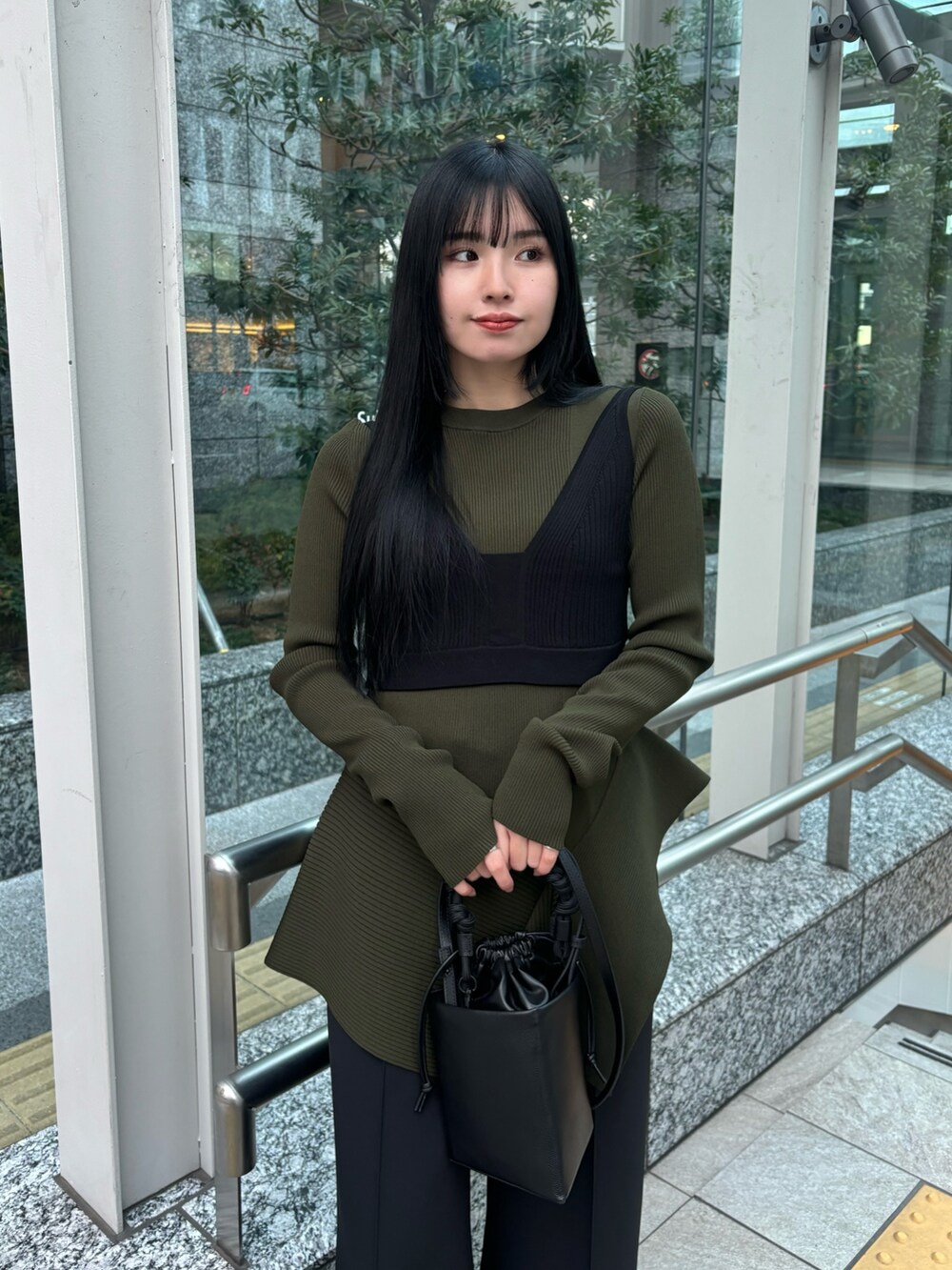 ブラック系のキャミソール、グリーン系のニット/セーター、ブラック系のその他パンツを着用したレディースの冬コーディネートの4枚目の写真