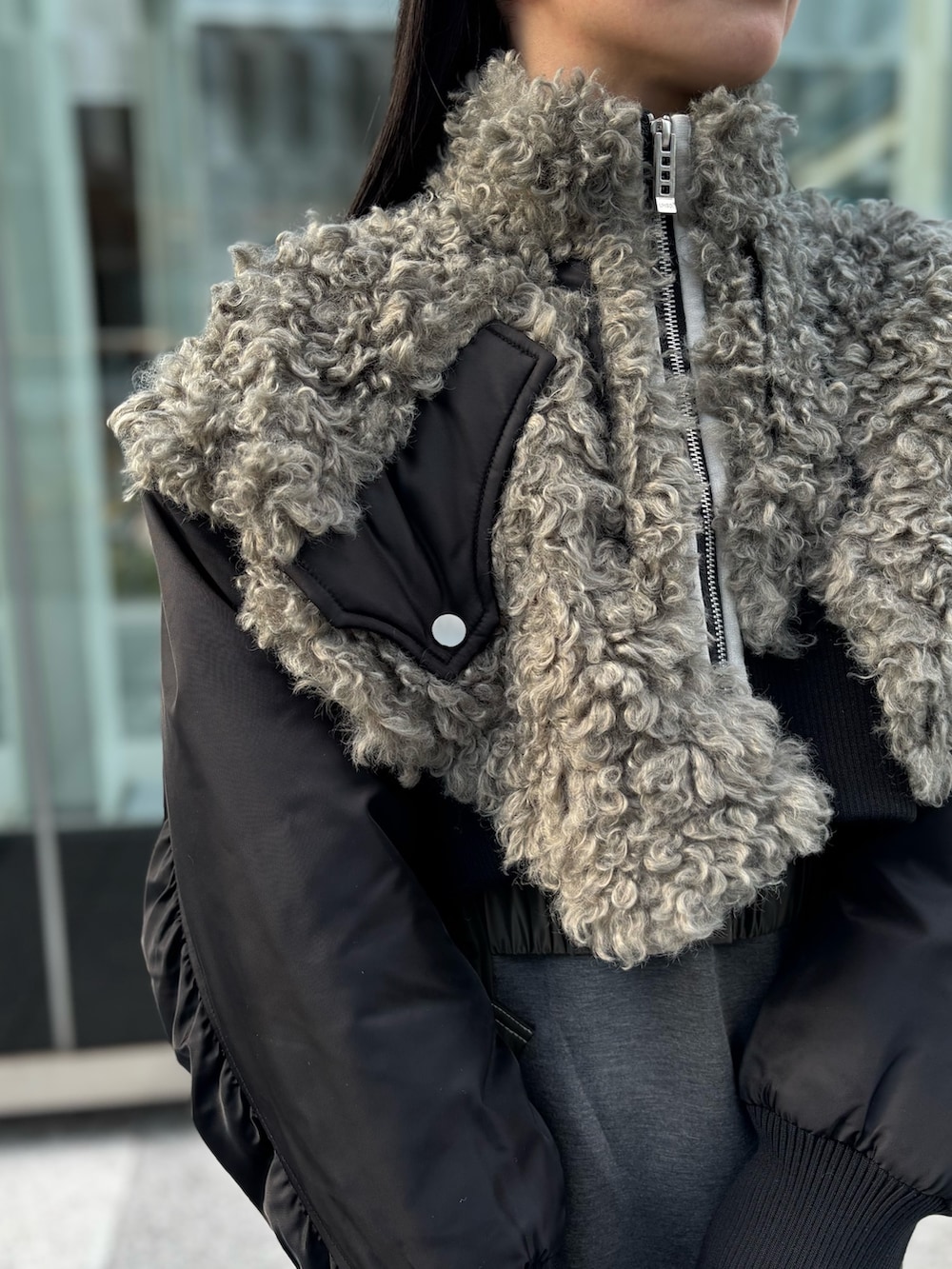 その他のワンピース、ブラック系のブルゾン、ブラック系のブーツを着用したレディースの秋コーディネートの5枚目の写真