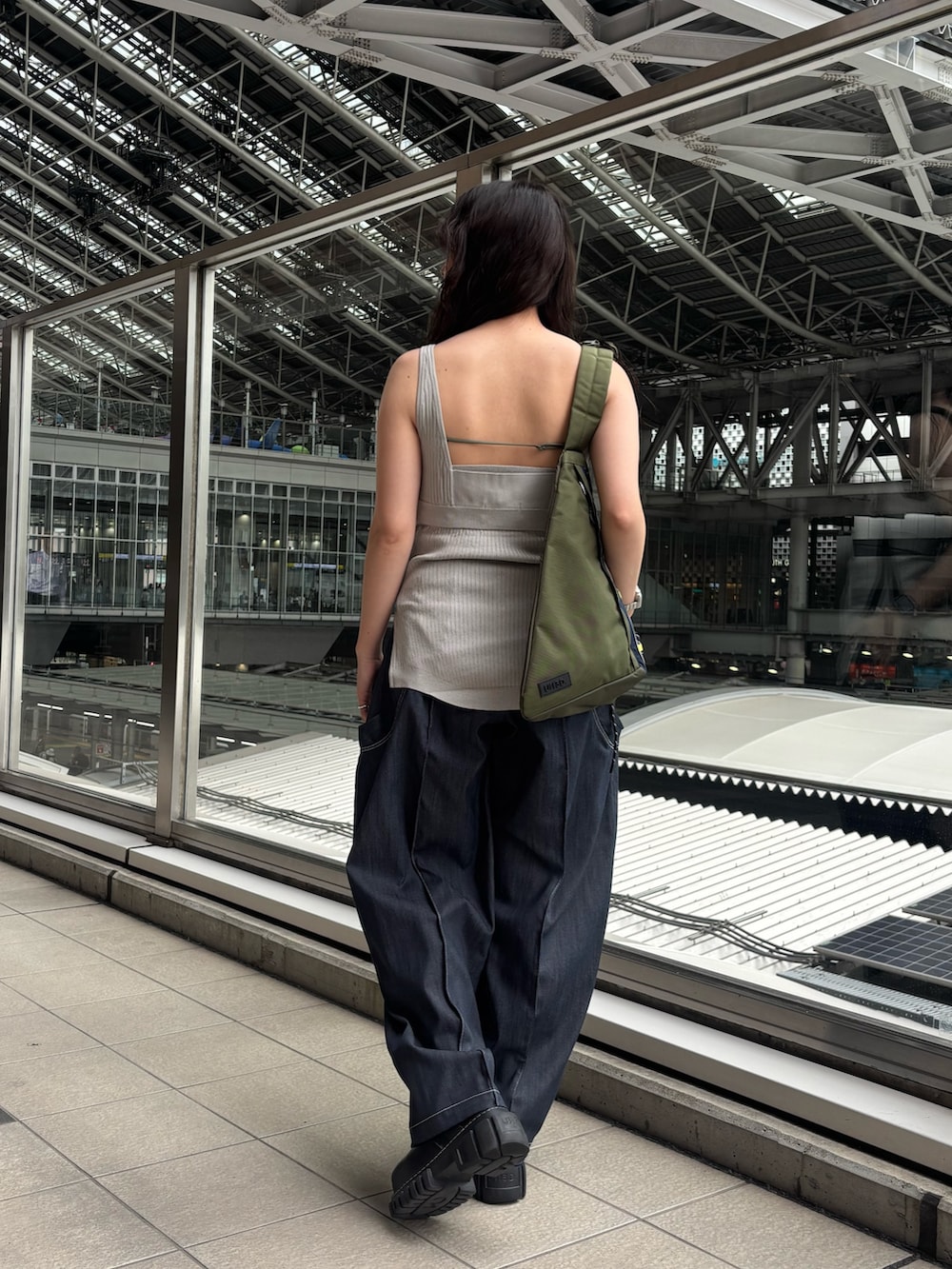 ベージュ系のキャミソール、グリーン系のキャミソール、ブルー系のその他パンツを着用したレディースの夏コーディネートの3枚目の写真