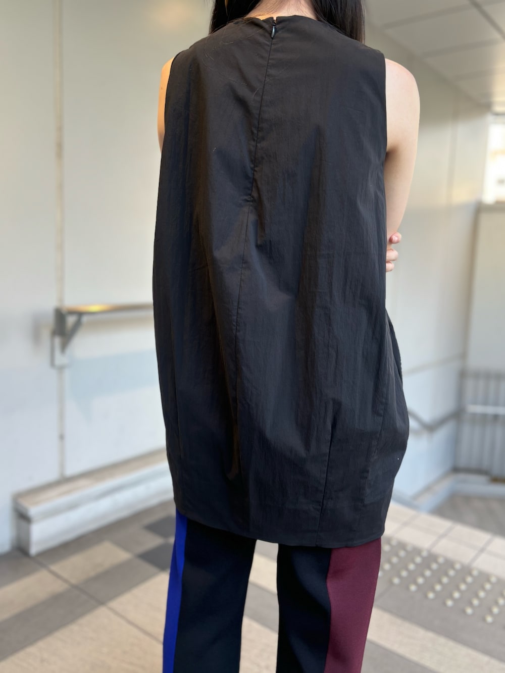 ブラック系のシャツ/ブラウス、ブラック系のその他パンツ、シルバー系のパンプスを着用したレディースの夏コーディネートの7枚目の写真