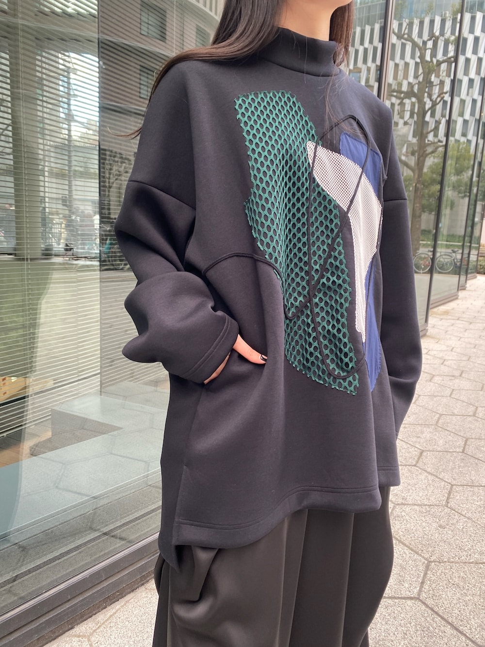 その他のTシャツ/カットソー、ブラック系のその他パンツ、ブラック系のブーツを着用したレディースの冬コーディネートの6枚目の写真