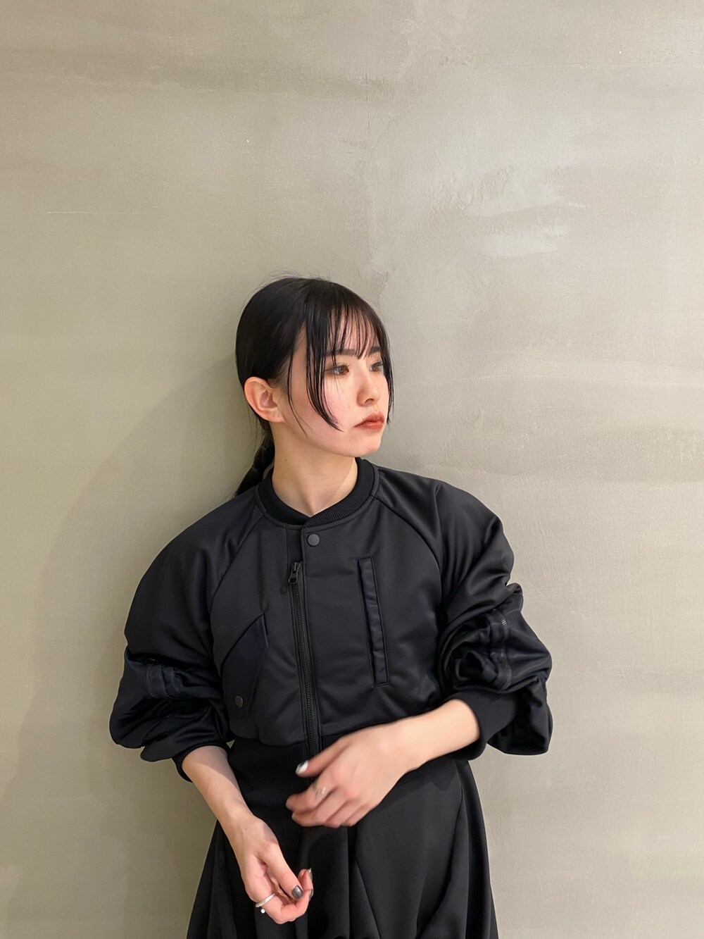 「UN3D.、低身長、152cm、ブラック、ブルゾン、ショート丈、レイヤードスタイル、ニットスカート、タイトスカート、ボーダー、MA-1、モード」｜「UN3D.のVOLUME BALLOON N/S TOP（タンクトップ、ブラック系）」を使った、HINATAさん（レディース・152cm）の春コーディネートの6枚目の写真